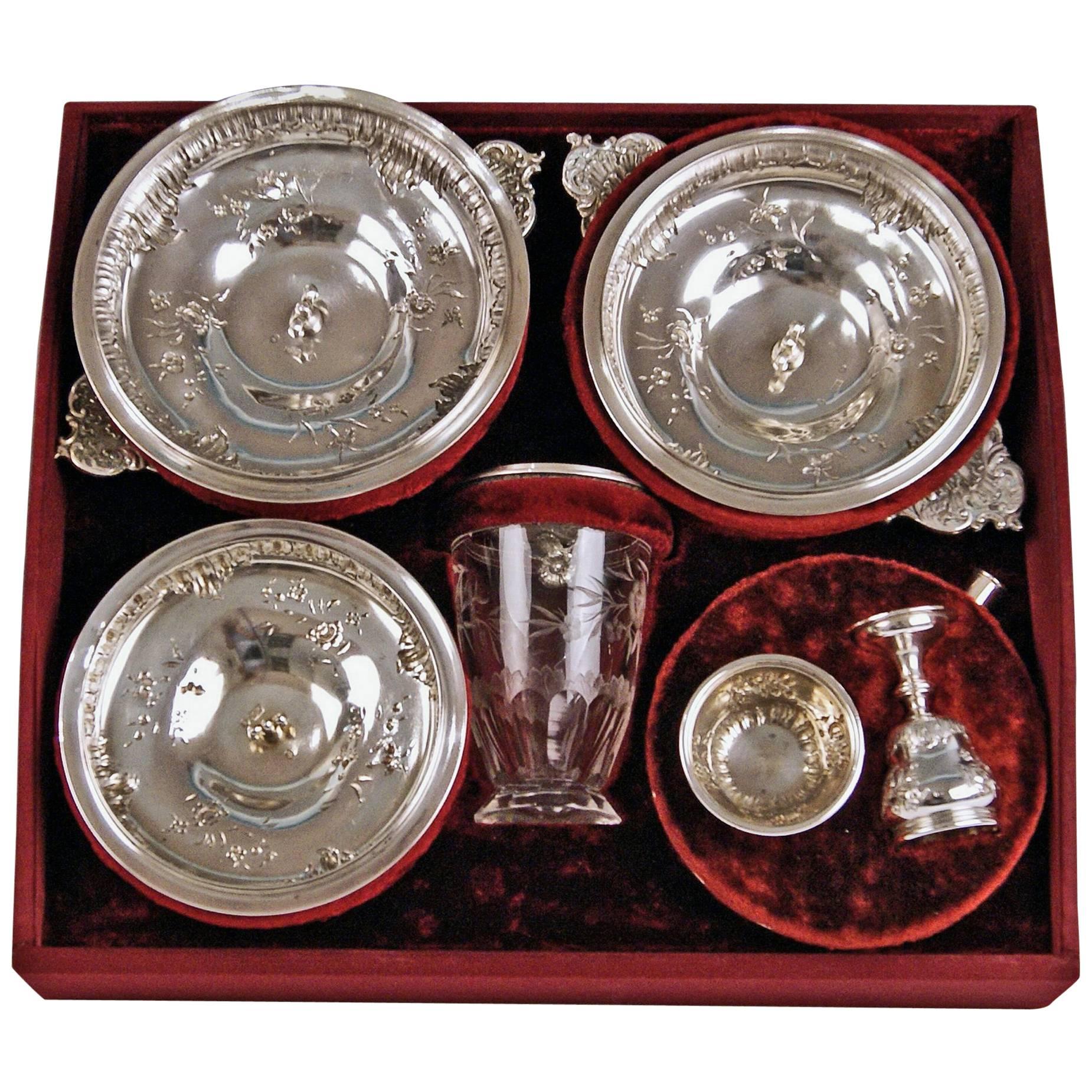 Silver Austrian gorgeous travelling set of dishes and flatware / of most elegant appearance.

Particular feature:
One-off production / special design in original casket, once having owned by Countess Wanda Antonia von Sandizell – Lamberg (1867 –