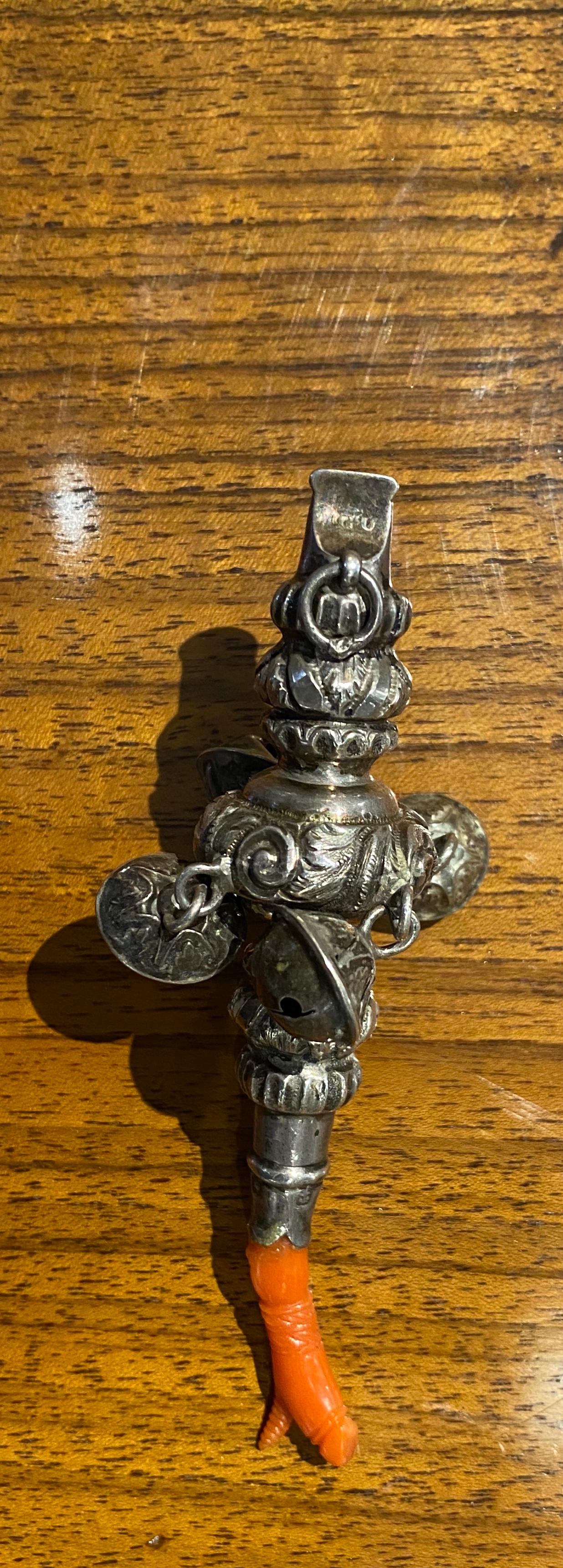 Eine schöne englische viktorianische kombinierte Babyrassel mit einer integrierten Pfeife mit allen Glocken. Oberteil aus Messingguss, Unterteil aus roter Koralle. Birmingham, um 1864. Die Koralle wurde in der Vergangenheit zur Förderung der