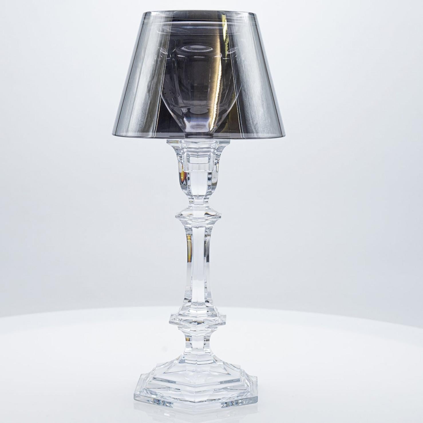 Un capolavoro di cristallo dalle splendide proporzioni, questo portacandele cristallizza lo straordinario know-how degli artigiani Baccarat.

Il candelabro è composto da tre sezioni: la base è un candelabro Harcourt, seguito da un portacandele