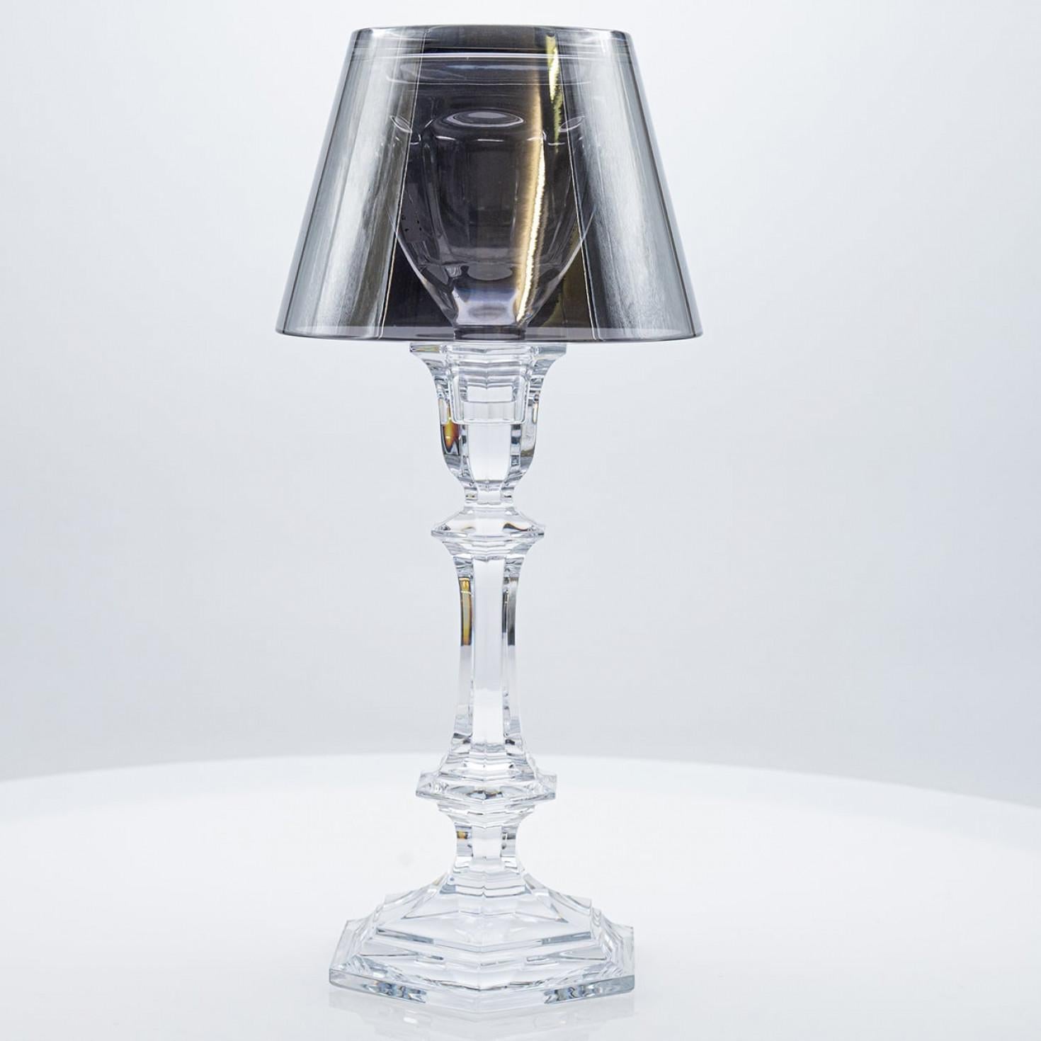 Un capolavoro di cristallo dalle splendide proporzioni, questo portacandele cristallizza lo straordinario know-how degli artigiani Baccarat.

Il candelabro è composto da tre sezioni: la base è un candelabro Harcourt, seguito da un portacandele