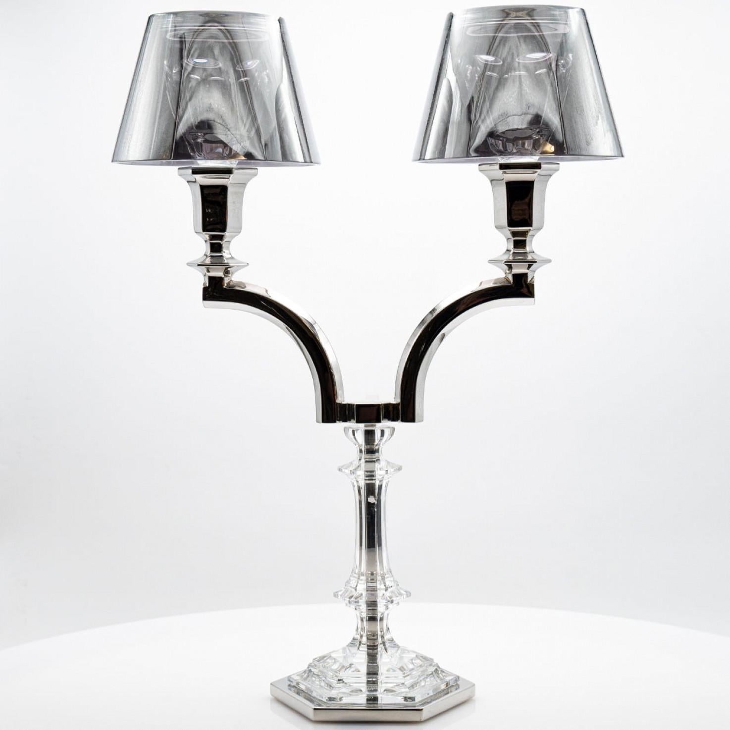 Un capolavoro di cristallo dalle splendide proporzioni, questo portacandele cristallizza lo straordinario know-how degli artigiani Baccarat.

Il candelabro è composto da una base, un candeliere Harcourt, seguito da un portacandele con due bracci