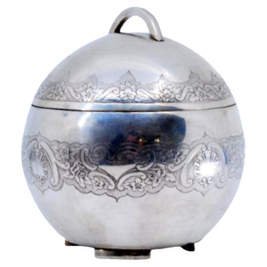 Silver ball-shaped candy box with shell engraving and floral motifs For Sale