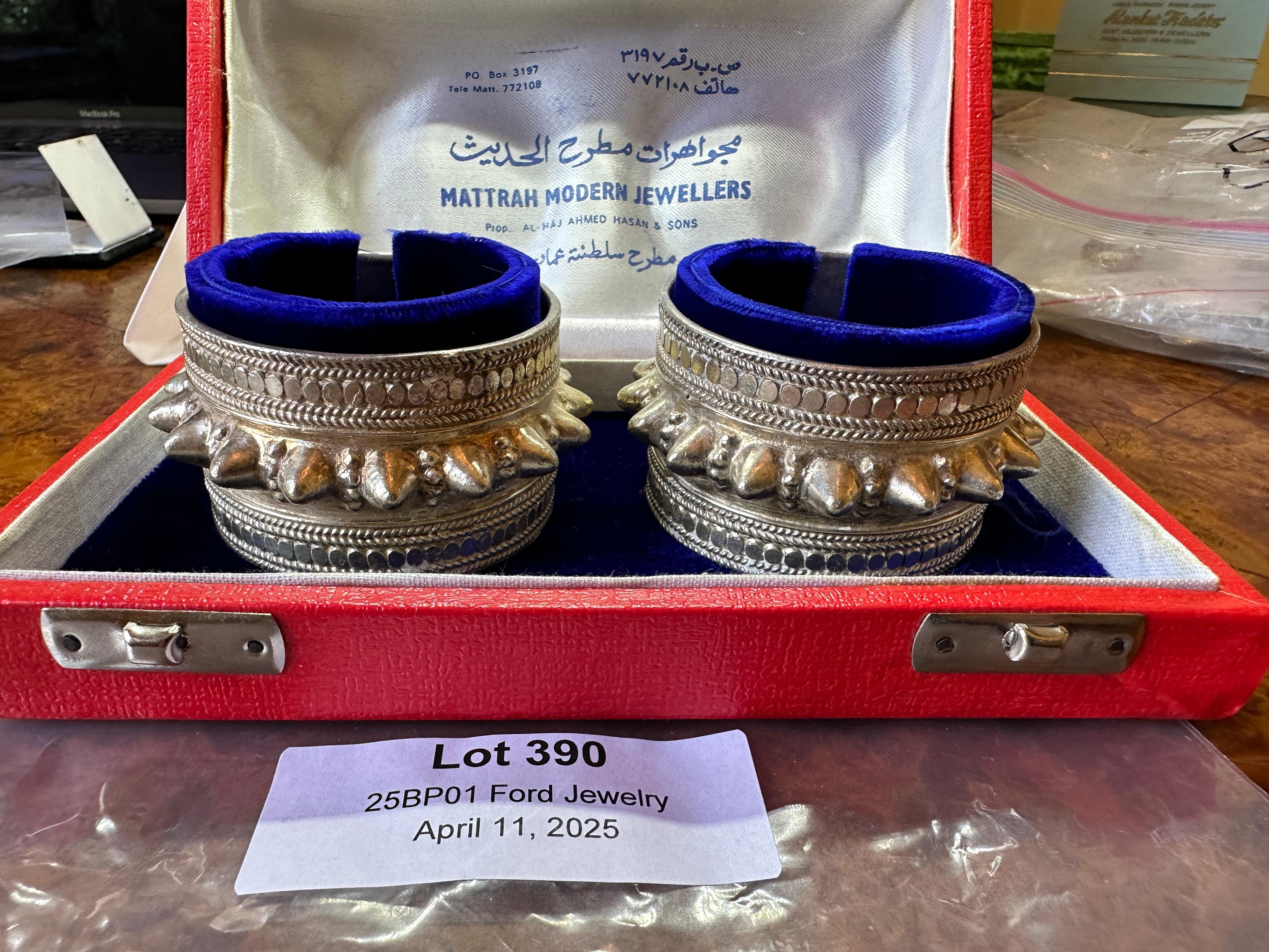 Concediti un pezzo di storia americana con un paio di braccialetti bangle in argento appartenuti alla First Lady Betty Ford e al Presidente Gerald Ford.  I favolosi braccialetti sono contenuti in una scatola rossa con interno in velluto blu.  I