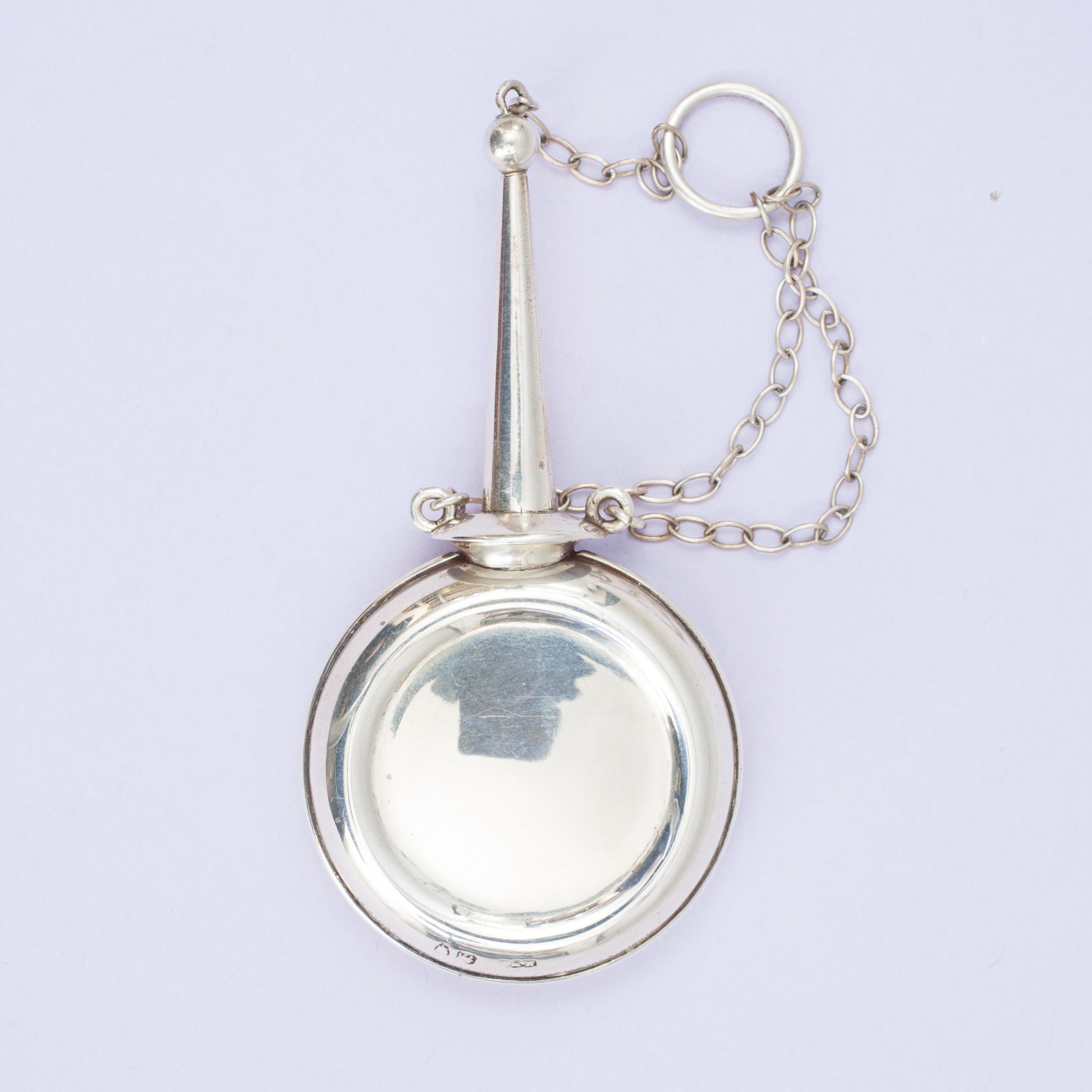 Engrasador de plata Jenner and Knewstub.
Maravillosa aceitera victoriana de plata con forma de banjo y acción de chorro con el pulgar. Una fantástica pieza de efemérides automovilísticas de época, ¡el regalo perfecto para el entusiasta de los coches