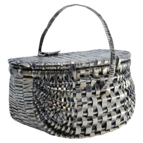 Silver basket in the shape of a basket with handle and zipper