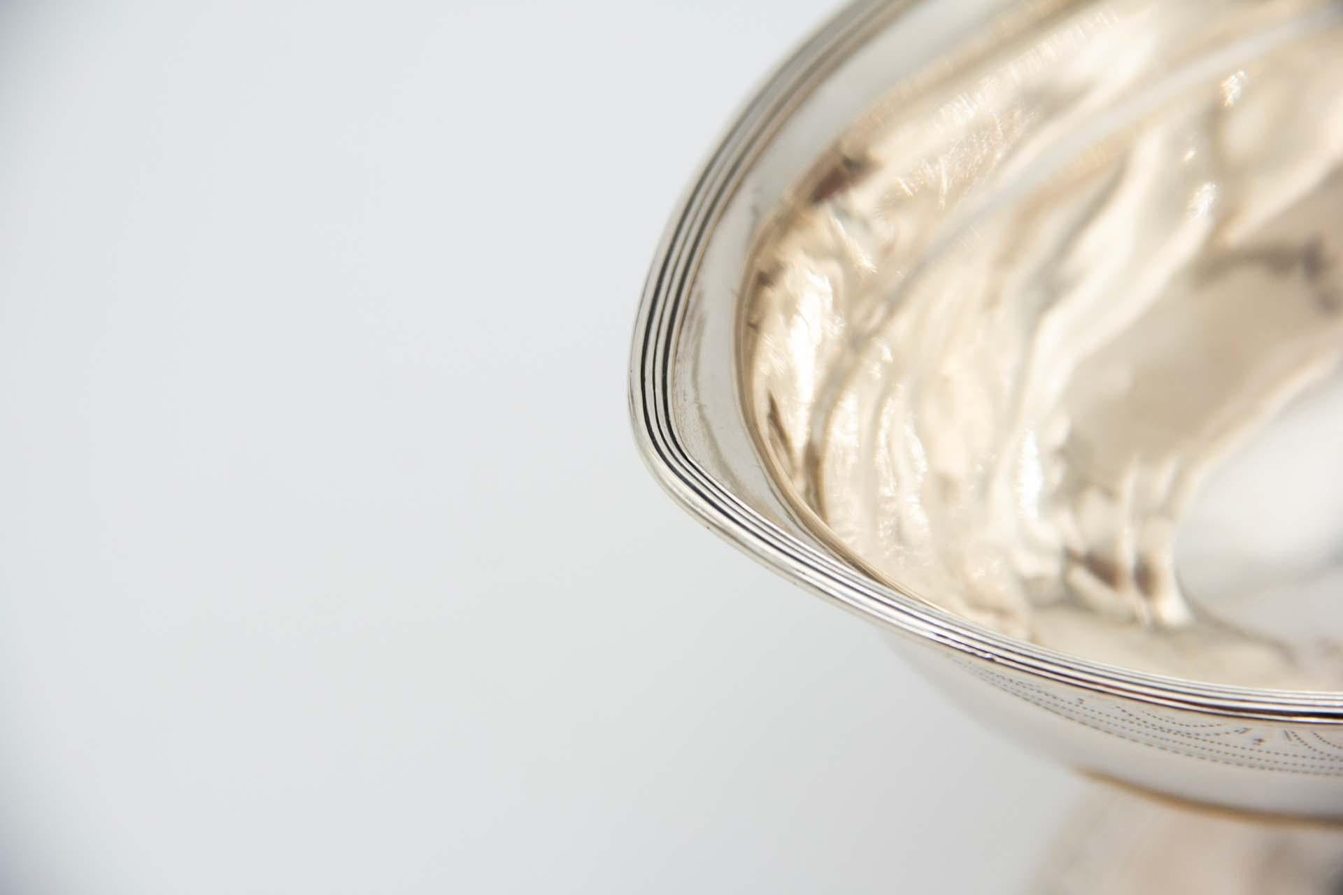 Europeo Silver basket with low reliefs on a high foot in vendita