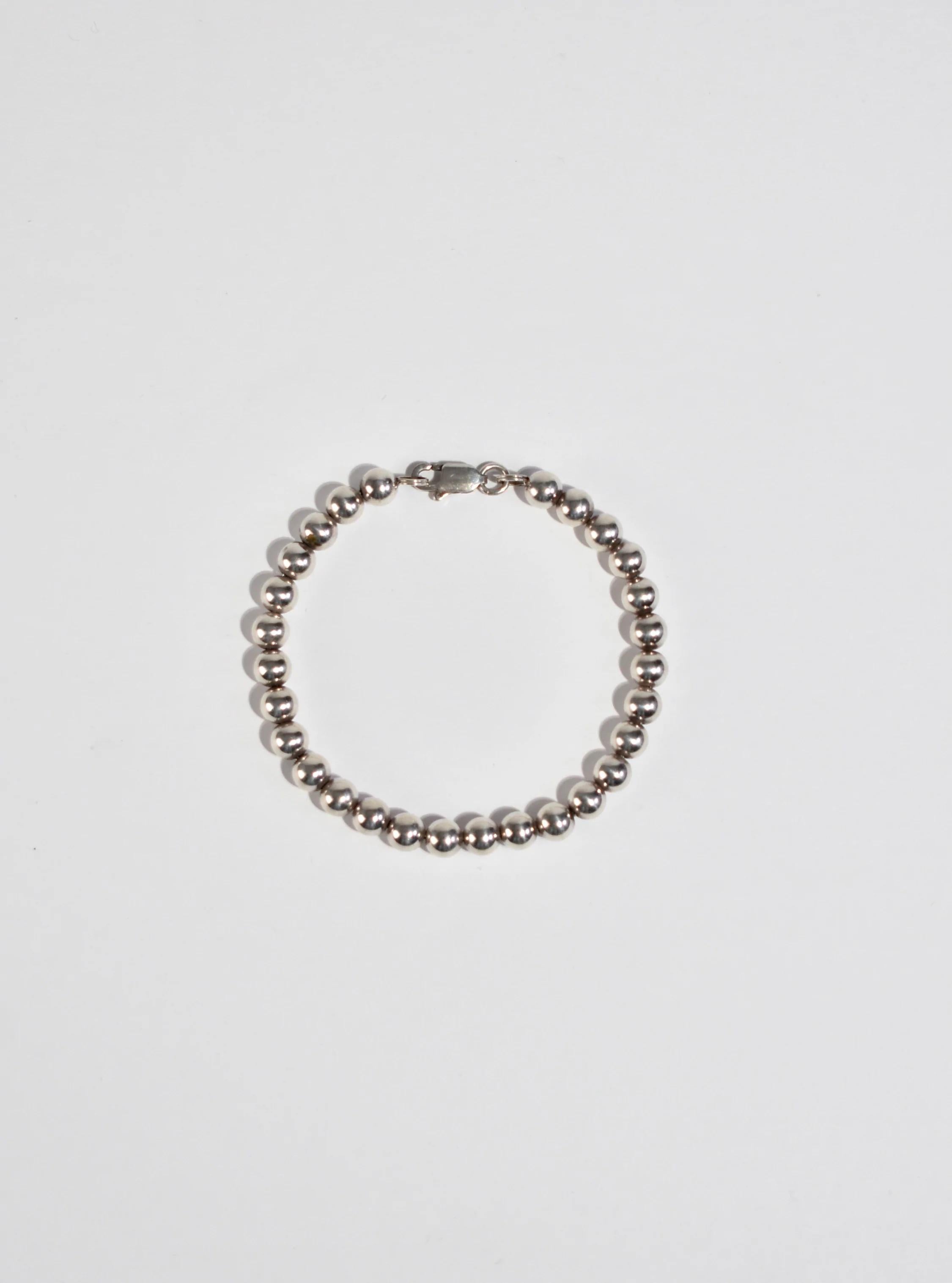 Vintage bracelet with round sterling beads and clasp closure, made in ﻿Italy.

Material: Sterling silver.