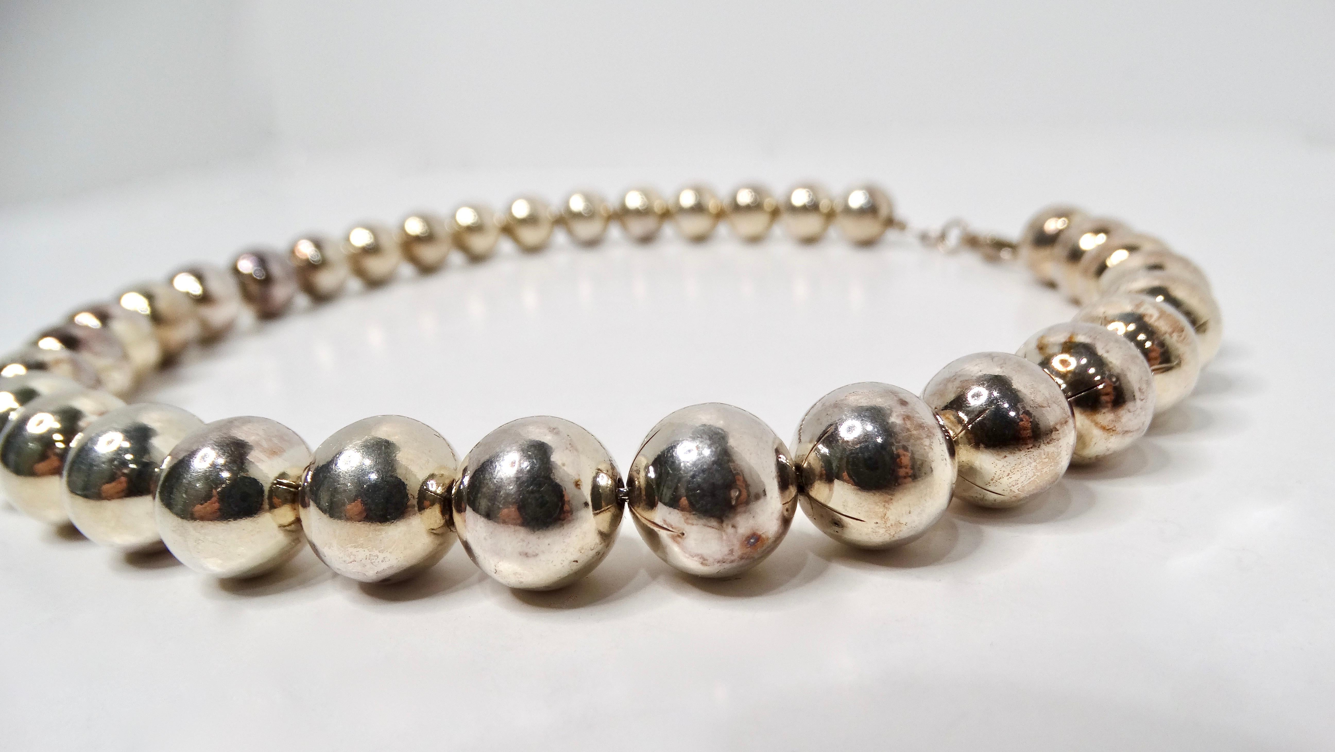 La collana di perline d'argento è un accessorio versatile ed elegante, in grado di elevare qualsiasi outfit con il suo fascino discreto. Realizzata con bellissime perline d'argento, questa collana presenta un design delicato che la rende adatta sia