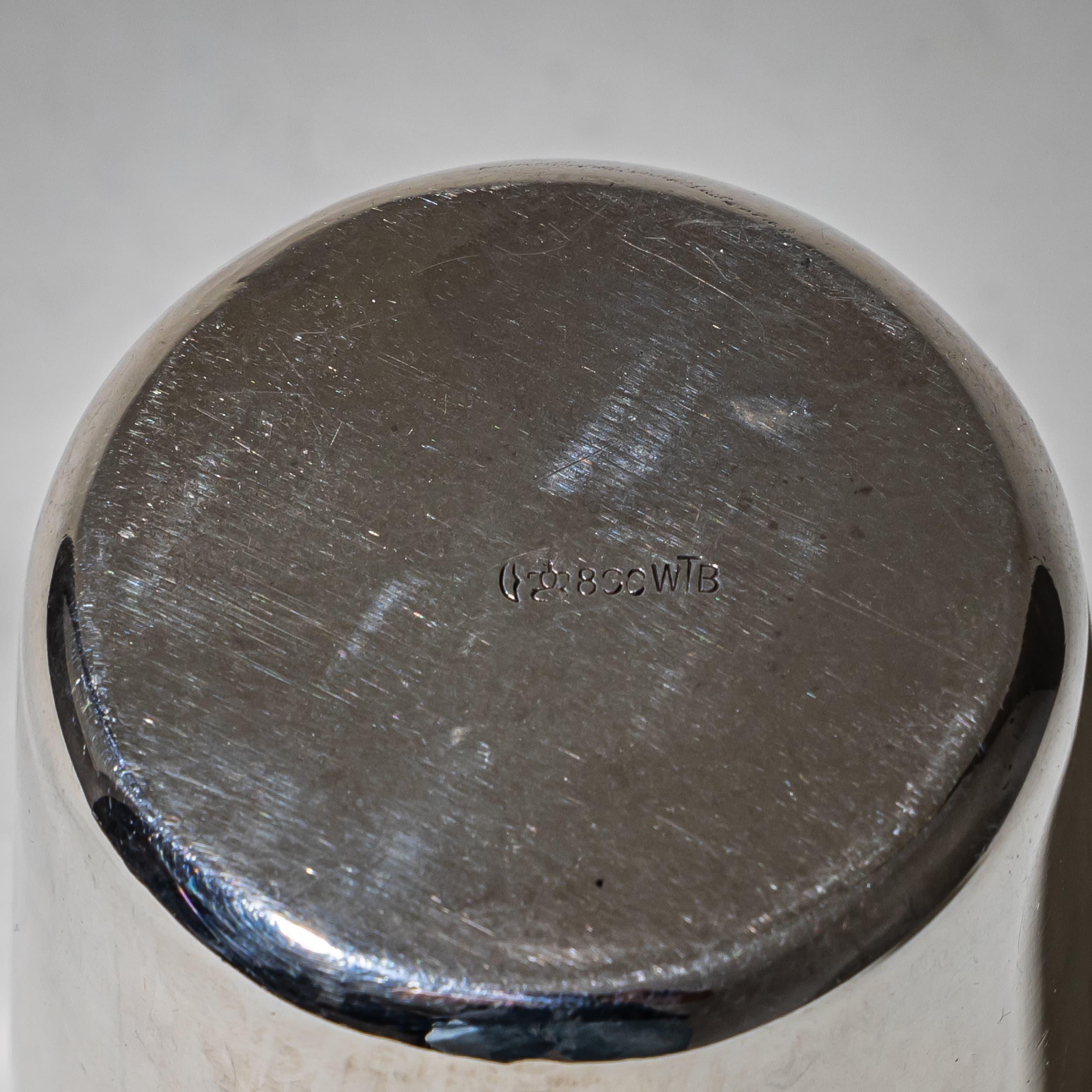 Leicht konisch zulaufender Silberbecher mit glatter Wandung, verziert mit dem geprägten Wappen der Großherzöge von Baden. Gepunzt auf dem Sockel mit Mondsichel und Krone, Silber 800, und der Herstellermarke von Wilhelm Binder, Schwäbisch Gmünd.
