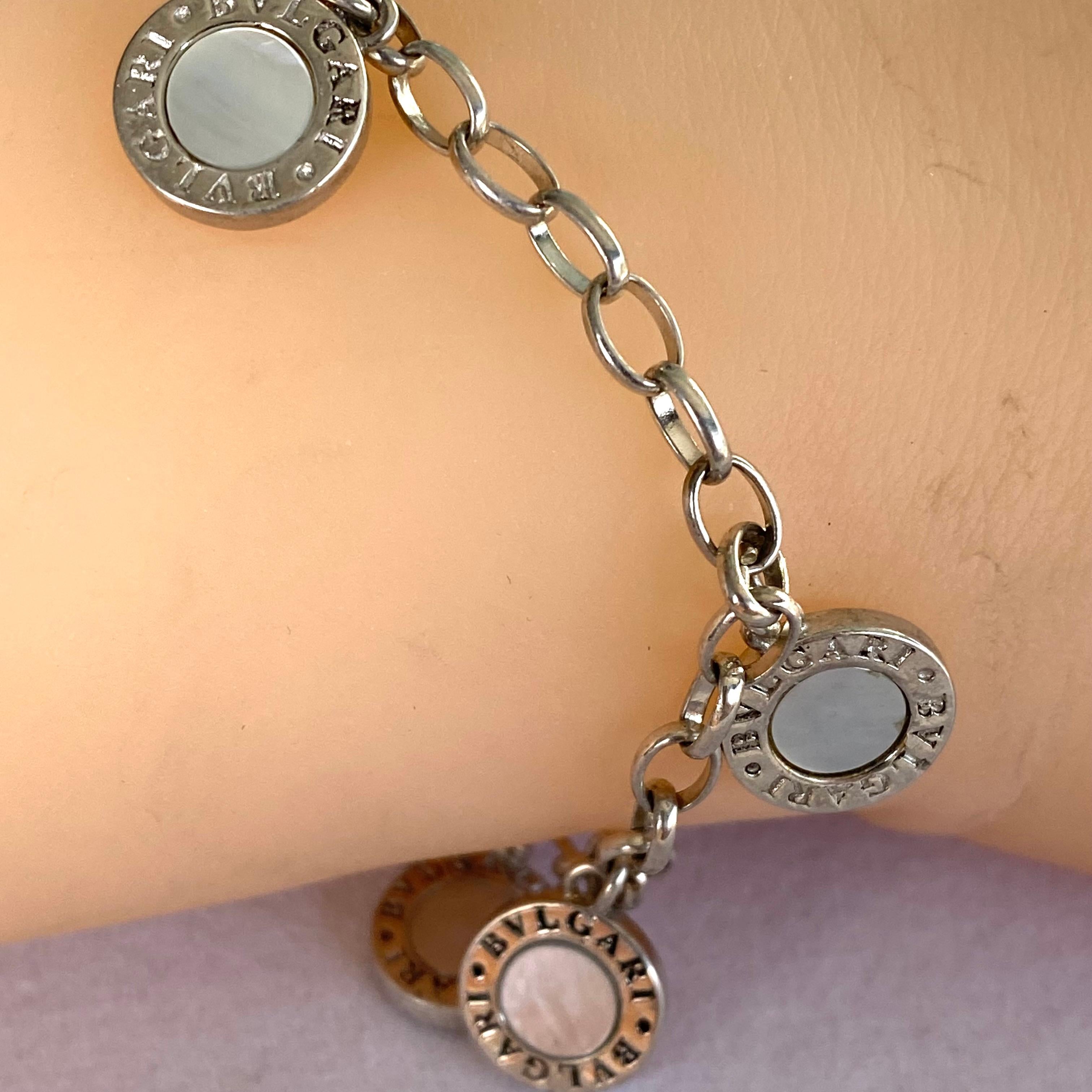 Silver Belcher Link Vintage Bracelet Mother of Pearl Disc Charms Bvlgari Style  In Good Condition For Sale In New York, NY