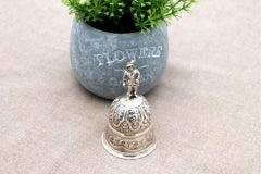 Silberne Glocke mit geprägten floralen Motiven