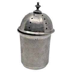 Campana d
argento con meccanismo interno appoggiata su una coppa arabescata