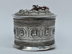 Caja / Bote de Betel de Plata de Laos, Siglo XIX, trabajo de repujado y persecución