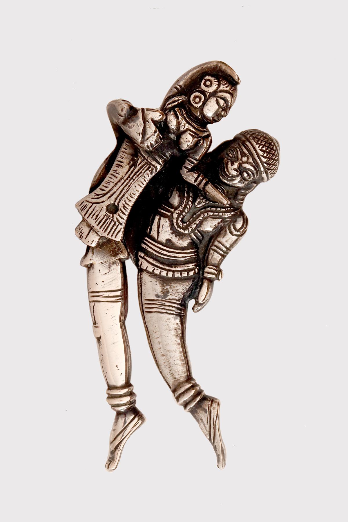 Antico tagliatore di noci di betel (noce di areca) in argento proveniente dal Maharashtra (India centro-occidentale) raffigurante un uomo in piedi che abbraccia una donna - Raja Rani Sarota (tagliatore con un Raja e sua moglie). India, circa 1900.