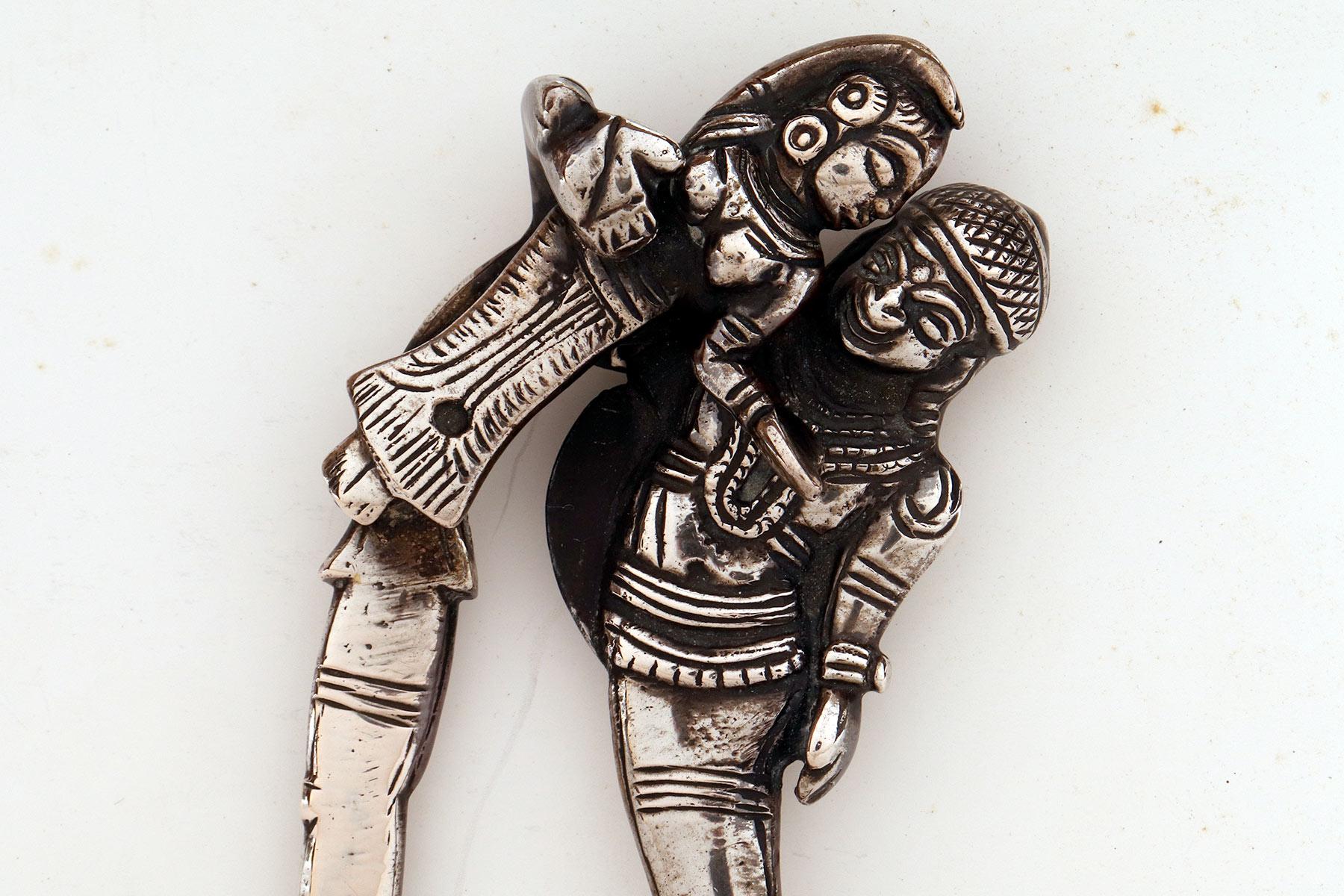 Taglia noci di Betel in argento. India, inizio del XX secolo. in vendita 3