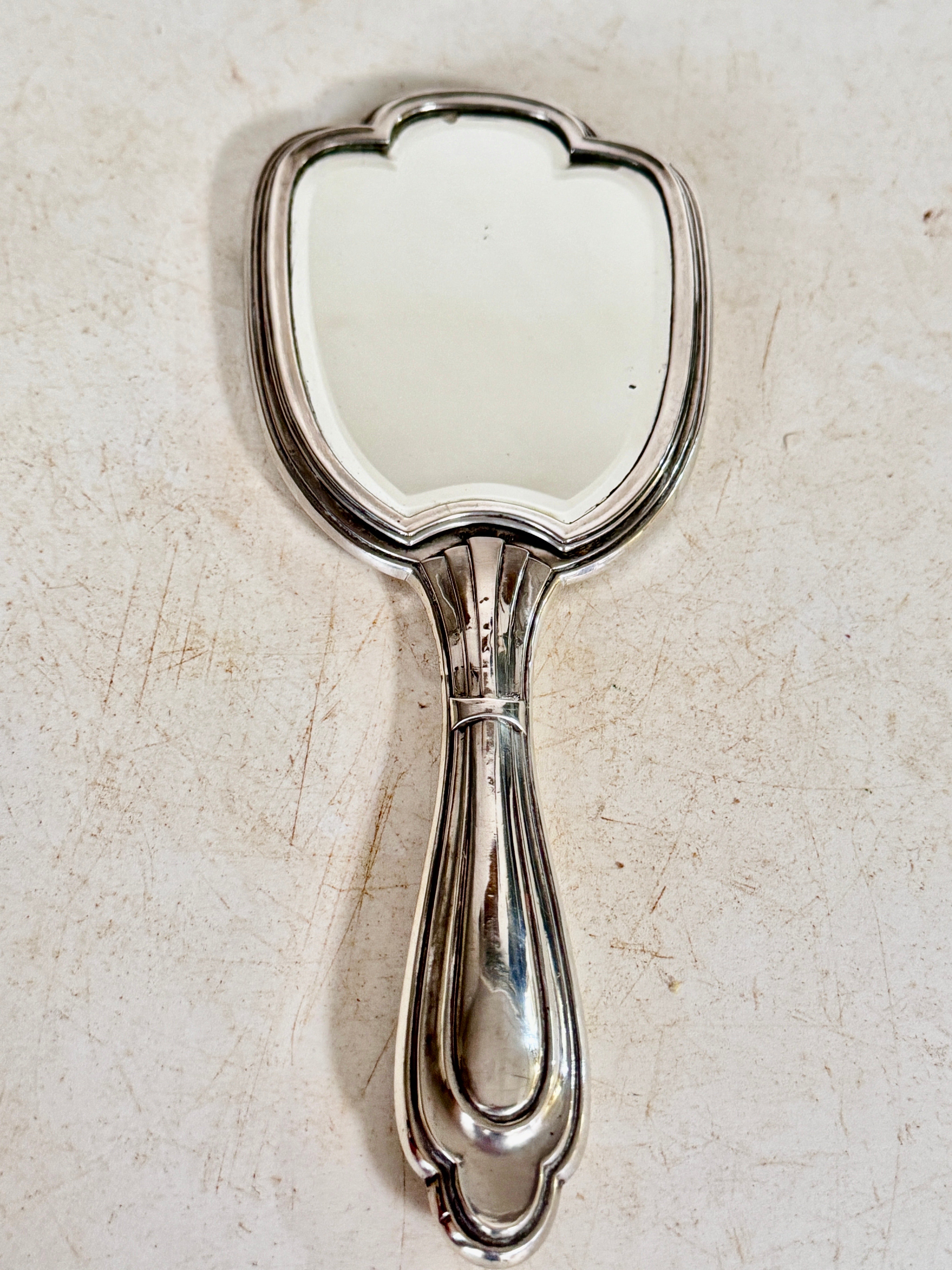 Dieser Spiegel ist ein Handspiegel. In Steerling Silber, mit der Punze von Silber und 800g angegeben. Es wurde um 1940 in Frankreich hergestellt.
Farbe Silber.