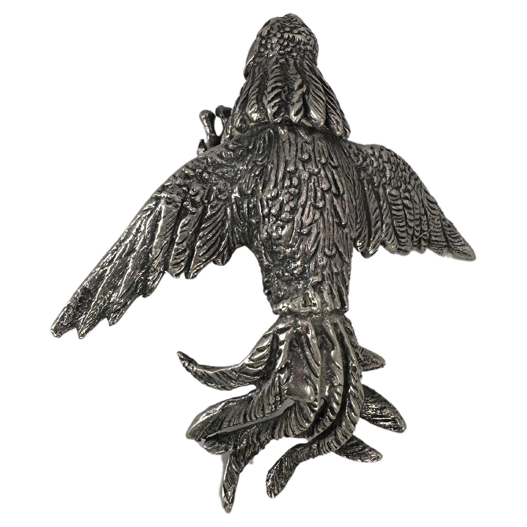 Interessante statua di uccello, 100% argento, non sono sicuro di quale sia l'uccello, forse un pavone. Si tratta di una bellissima decorazione da tavolo o da scaffale per la casa o l'ufficio!

QUELLO CHE TROVI PRESSO LA GIOIELLERIA STAMPAR:
Stampar
