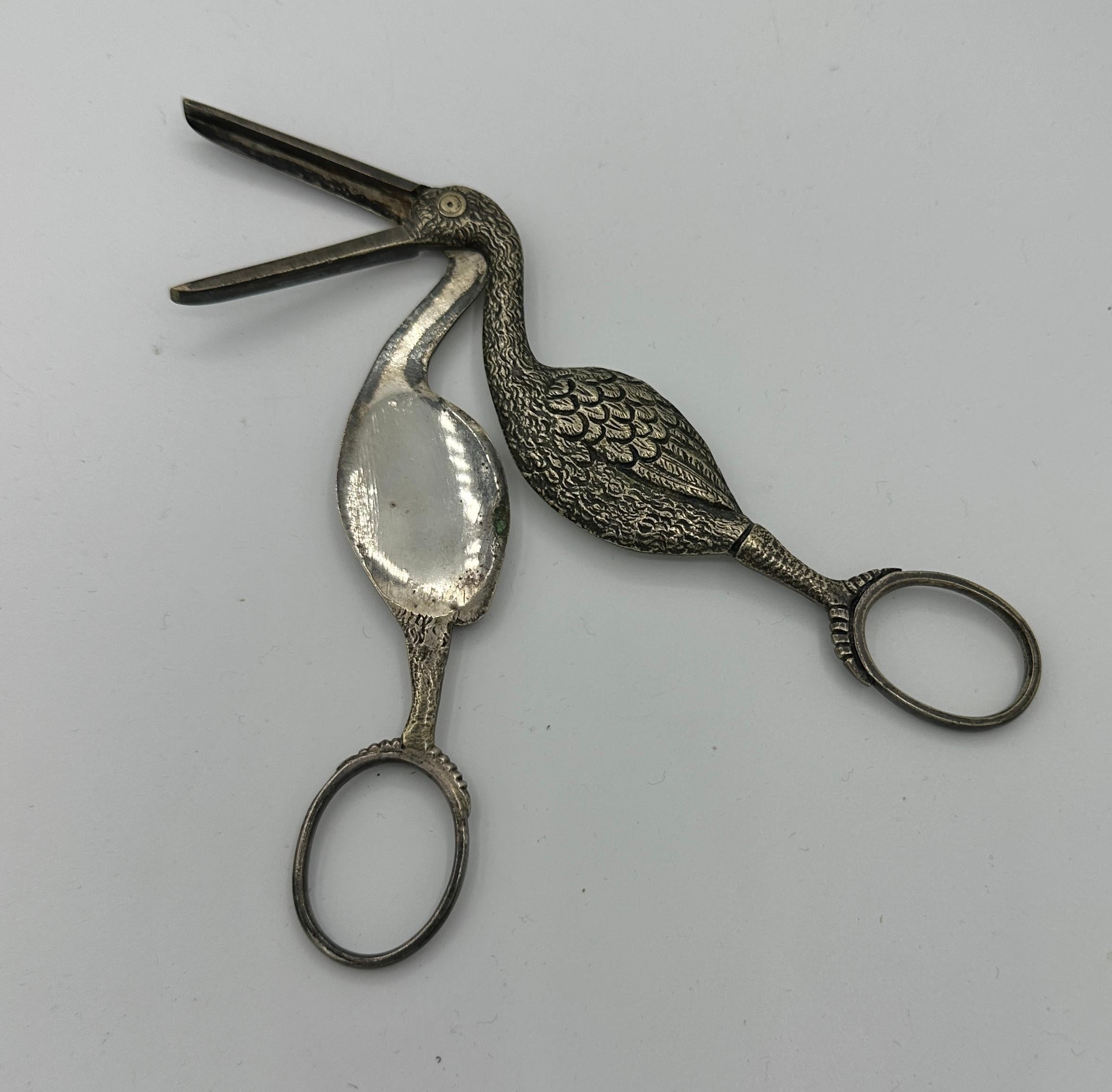 Dies ist ein seltenes Paar von antiken 19. Jahrhundert Silber Geburt Ankündigung Umbilical Clamp Stork Schere.
Die silberne Geburtsstorchschere diente als Geburtsanzeige und wurde zum Durchtrennen oder Klemmen der Nabelschnur verwendet. Die Schere