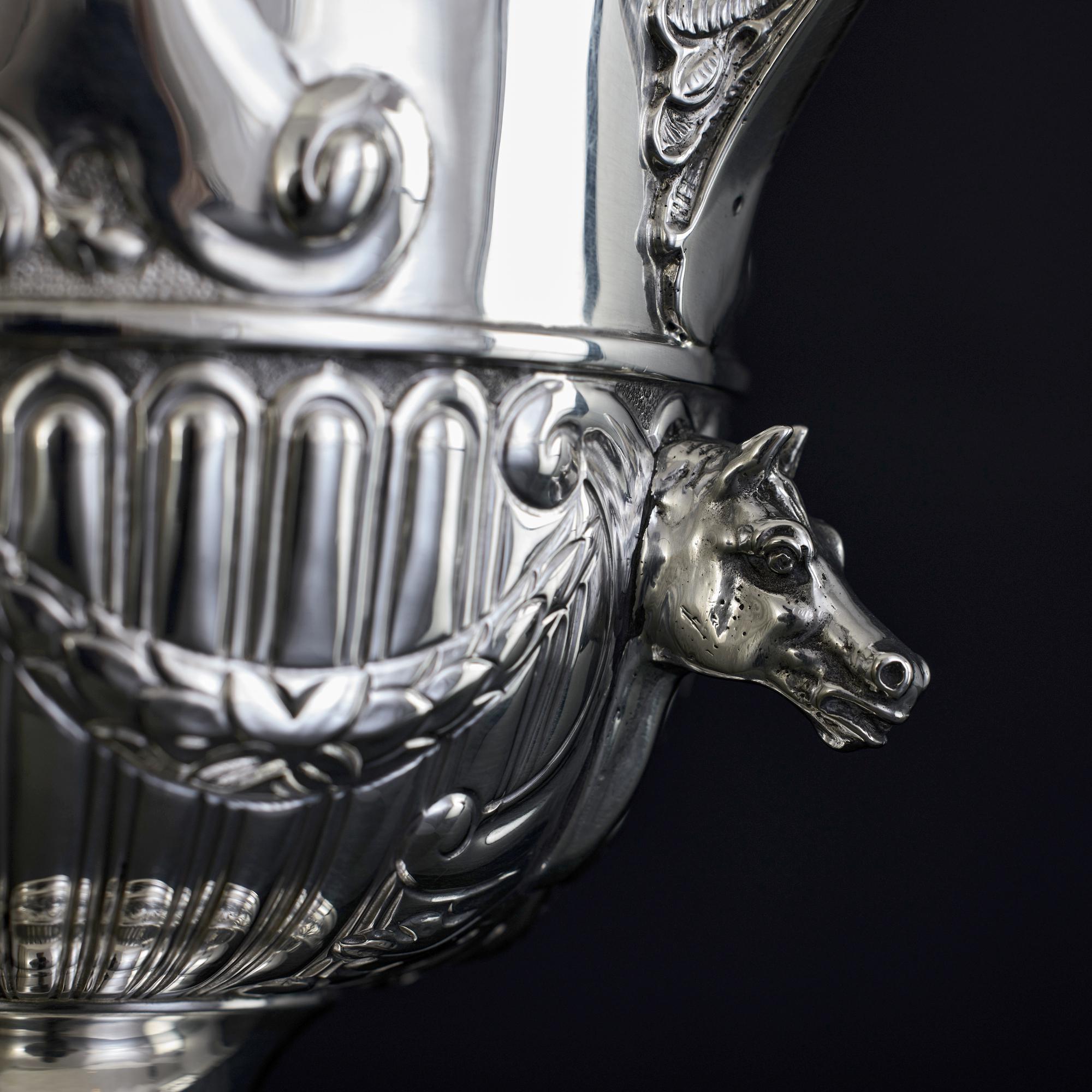 Ungewöhnliche viktorianische Silbervase mit Pferdetrophäe aus Silber im Angebot 3