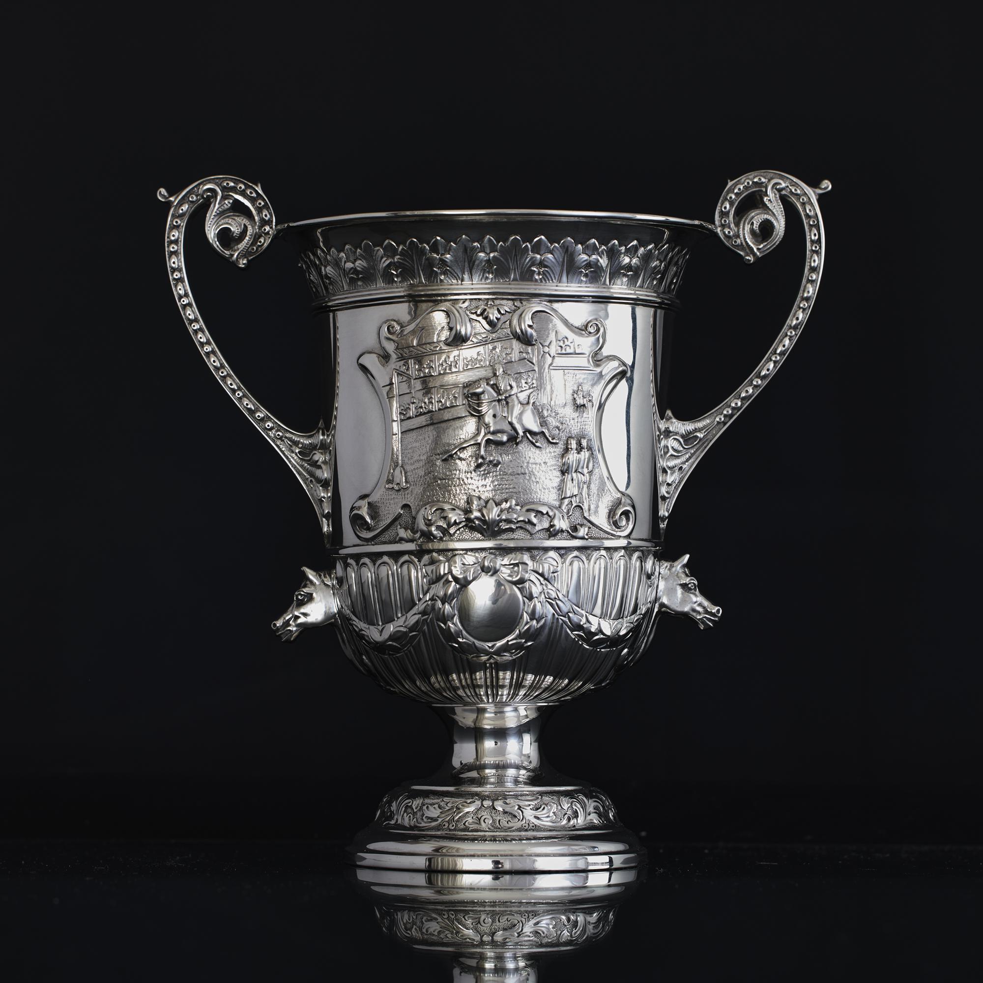 Ungewöhnliche viktorianische Silbervase mit Pferdetrophäe aus Silber (Art déco) im Angebot