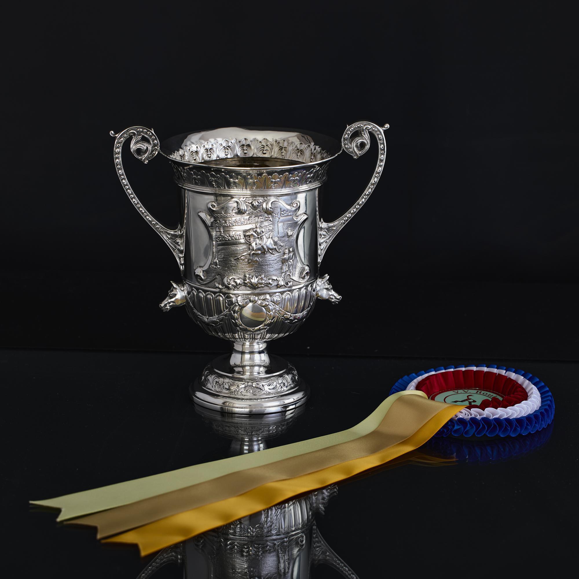Britannico Insolito vaso da trofeo equestre vittoriano in argento in vendita
