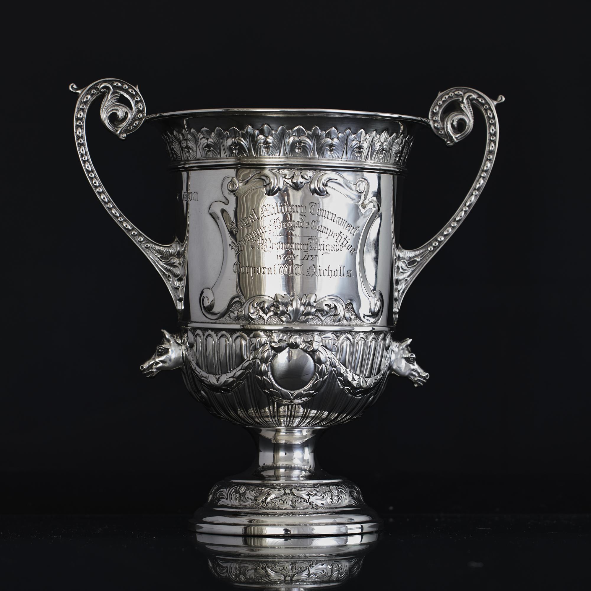 XIX secolo Insolito vaso da trofeo equestre vittoriano in argento in vendita