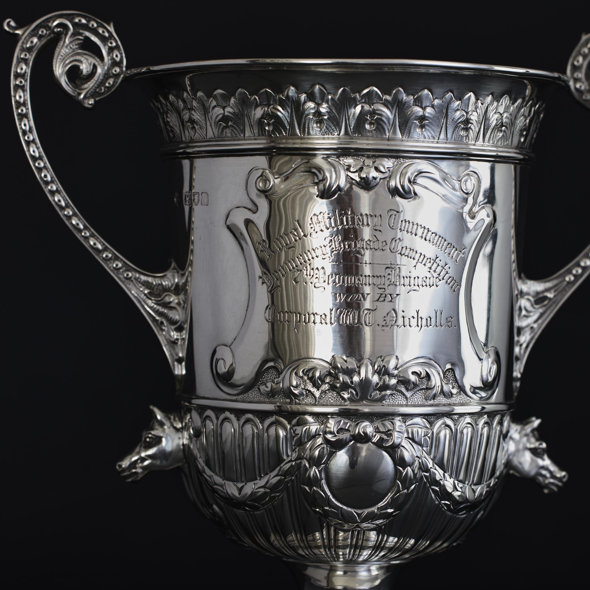 Argento 925 Insolito vaso da trofeo equestre vittoriano in argento in vendita