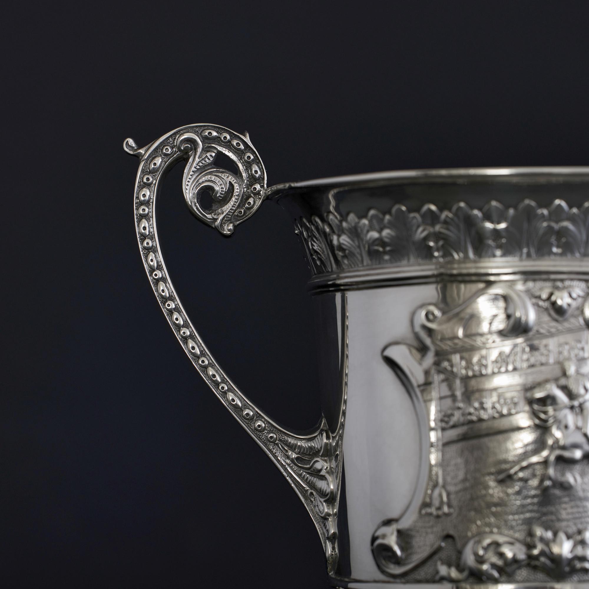 Ungewöhnliche viktorianische Silbervase mit Pferdetrophäe aus Silber im Angebot 1
