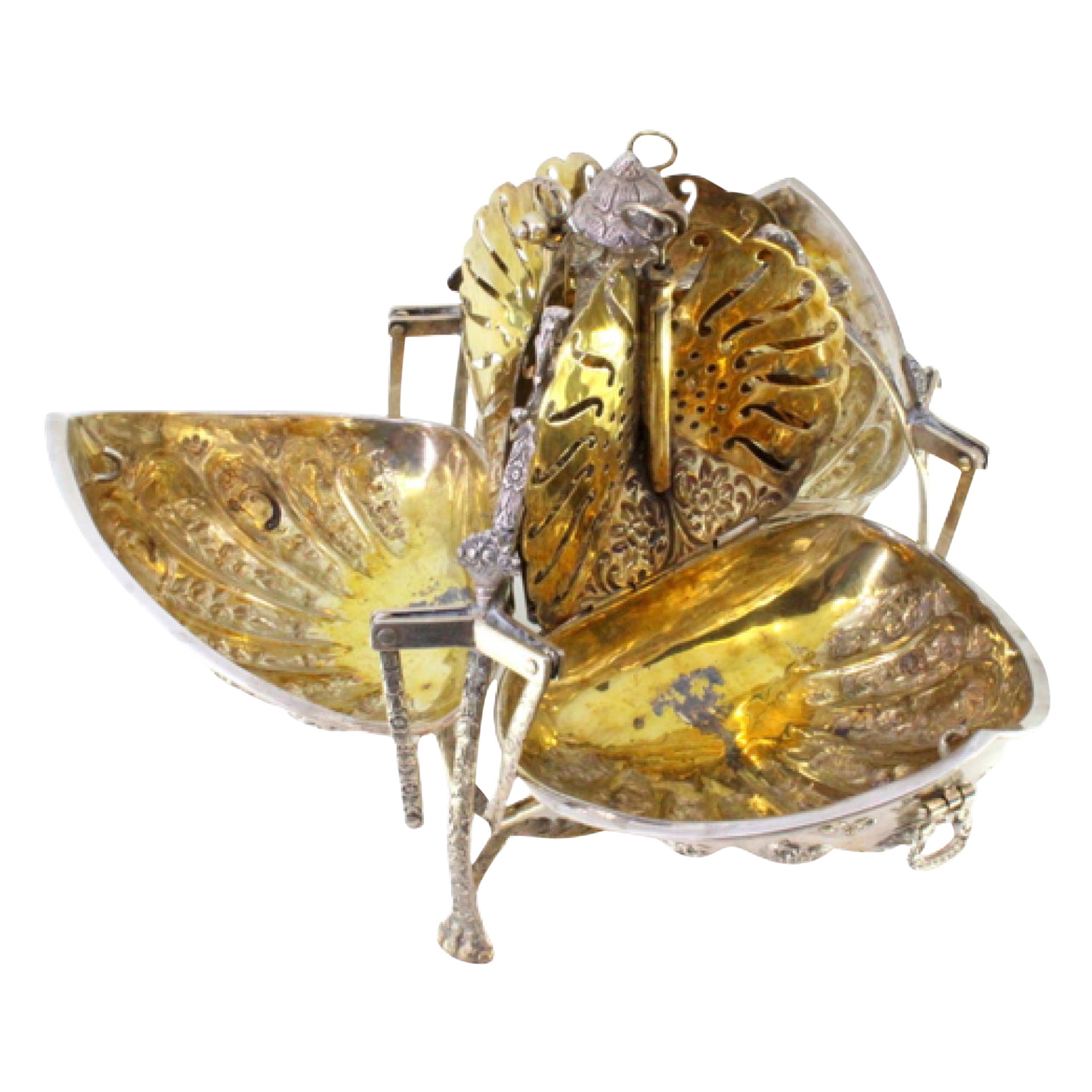 Silver biscuit shell bowl w/ reliefs, gold interior 
3 claw feet For Sale