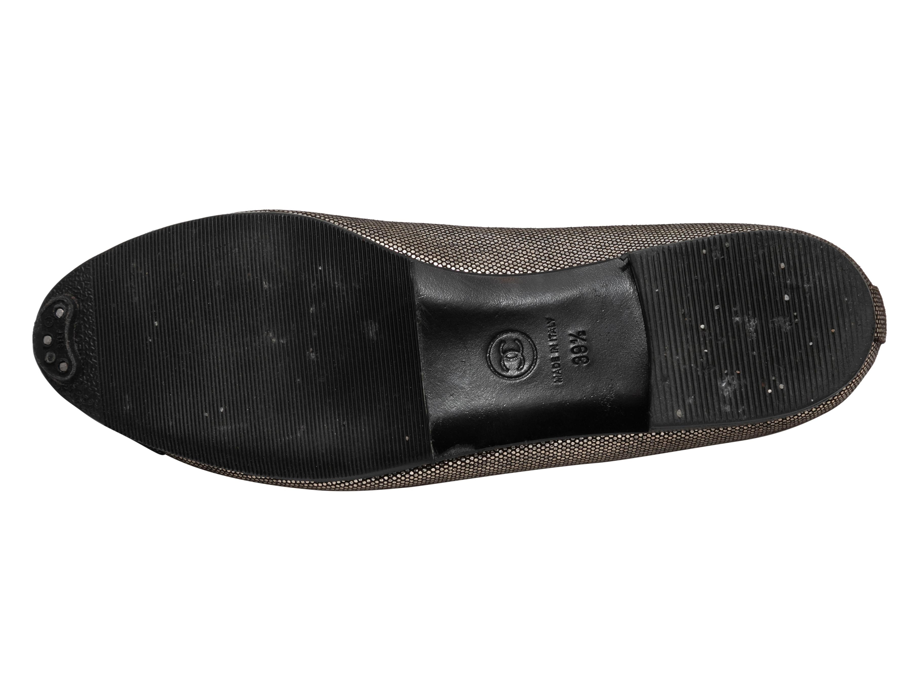 Chanel Chausssures plates argentées et noires, taille 39,5 en vente 1