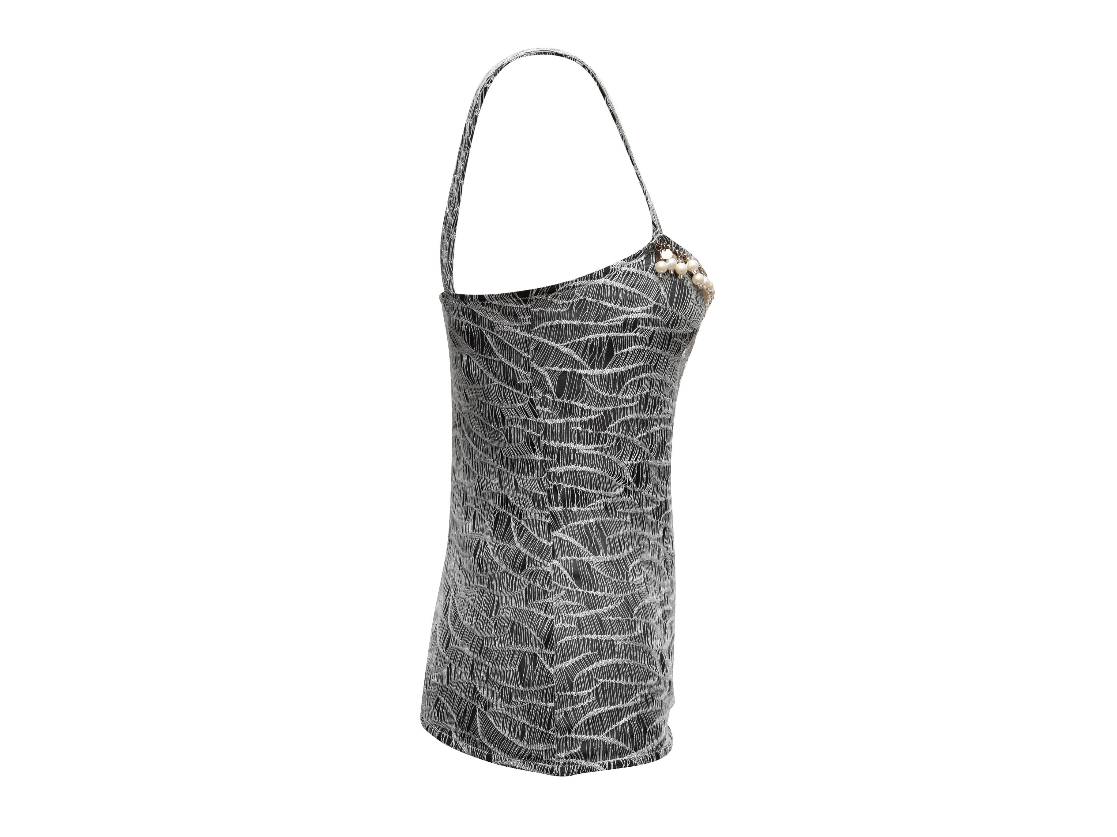 Silbernes und schwarzes ärmelloses Tank-Top von Chanel. Aus der Collection'S Herbst/Winter 2005. Kunstperlenverzierungen am vorderen Halsausschnitt. Schmale Riemen. 32