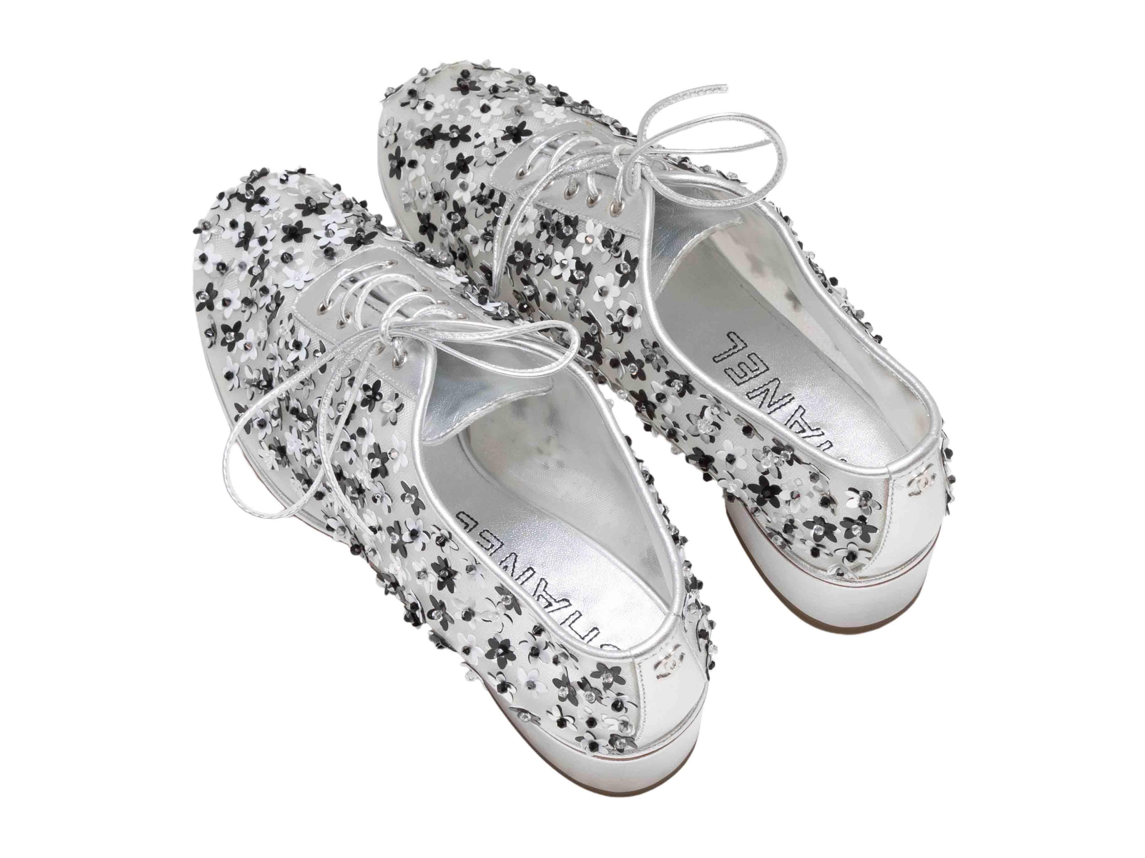 Gris A Silver & Black Chanel Floral Heeled Oxfords Size 35 en vente
