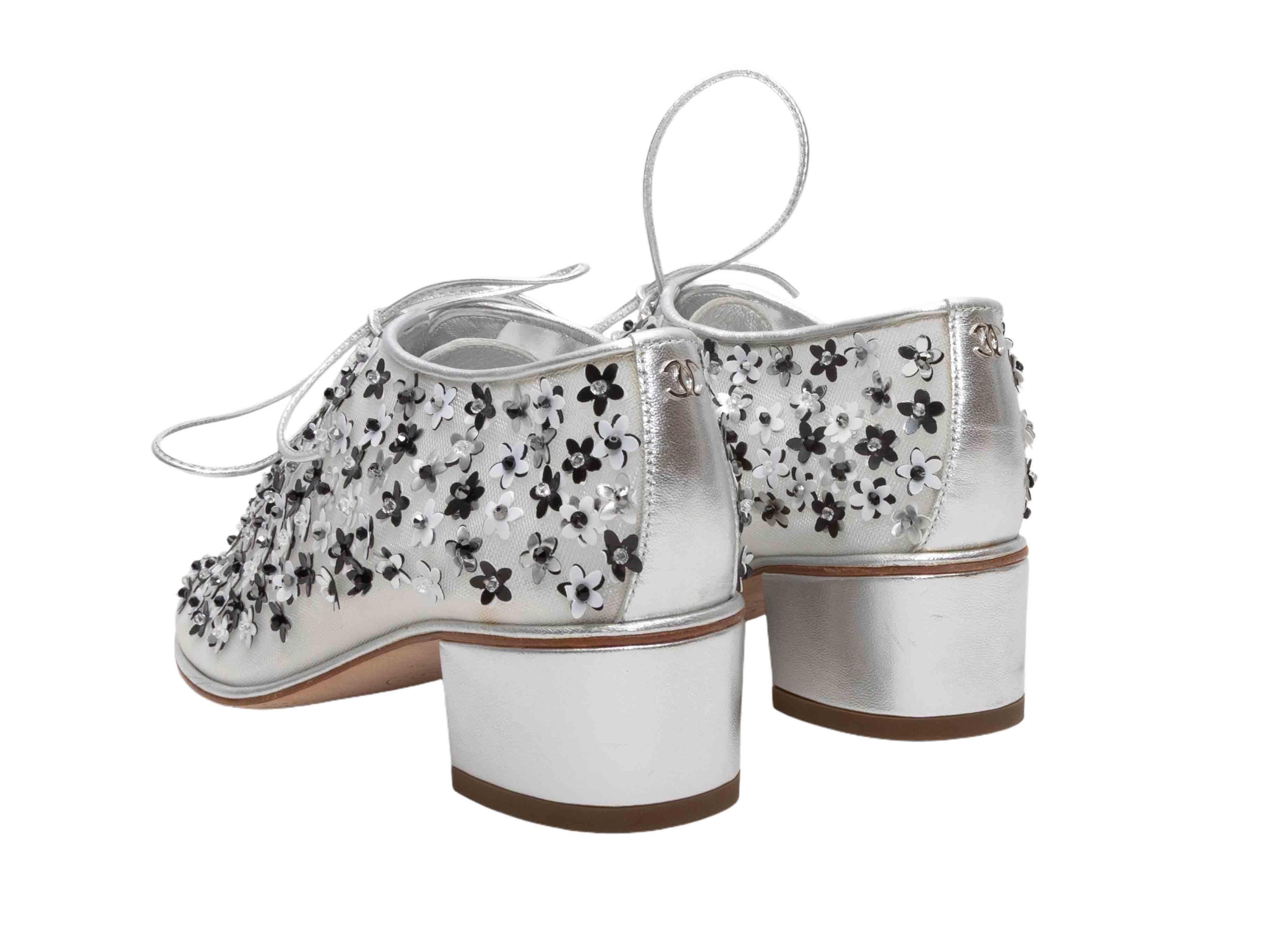 A Silver & Black Chanel Floral Heeled Oxfords Size 35 Bon état - En vente à New York, NY