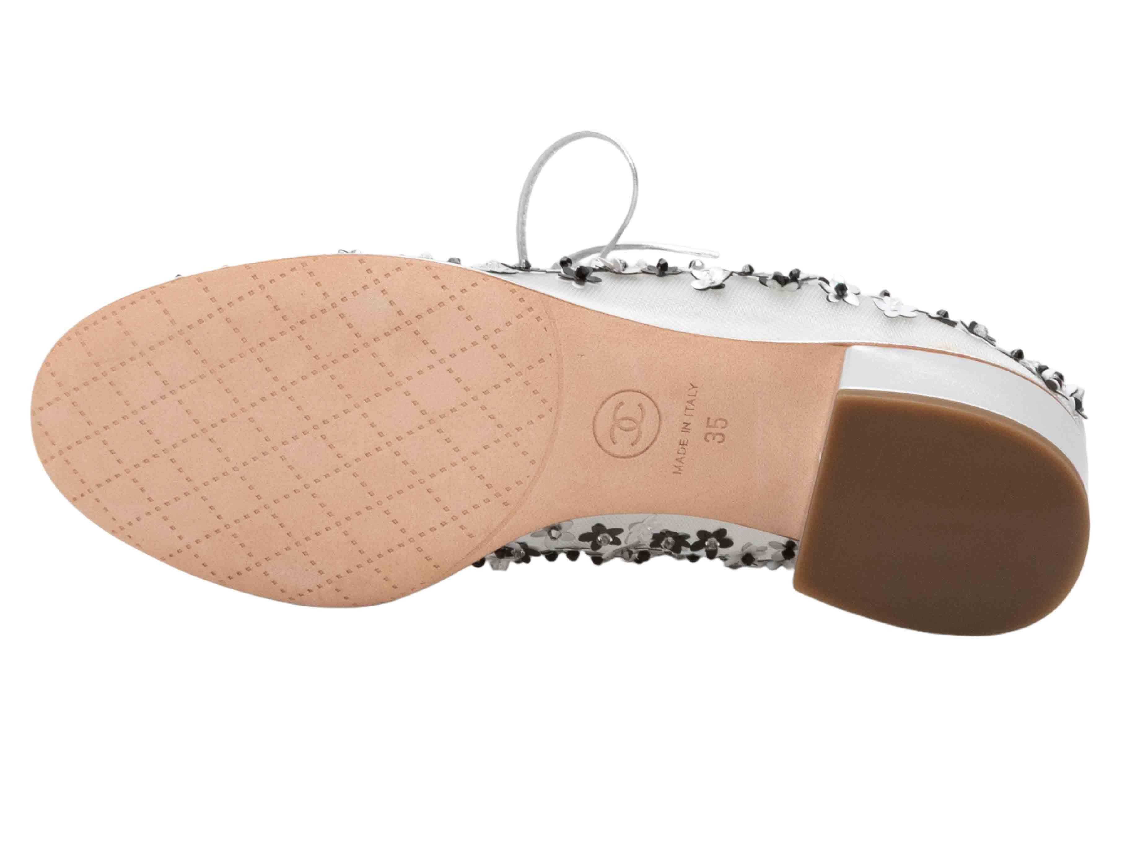 A Silver & Black Chanel Floral Heeled Oxfords Size 35 Pour femmes en vente