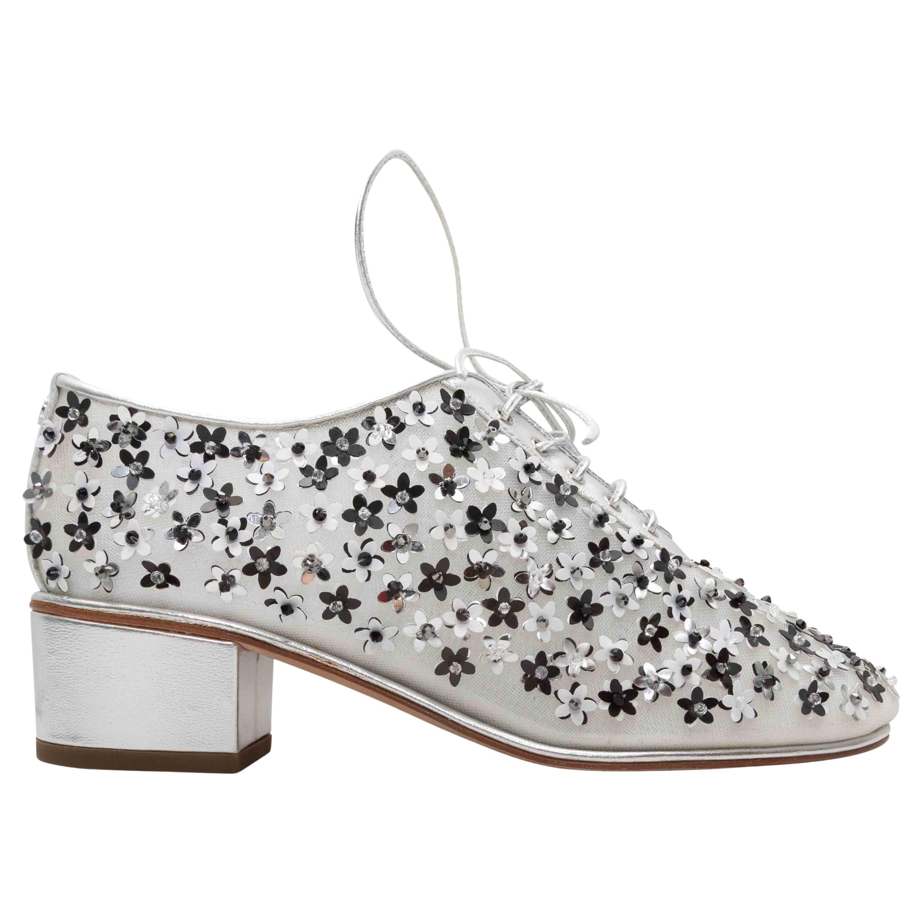 A Silver 
Black Chanel Floral Heeled Oxfords Size 35 en vente