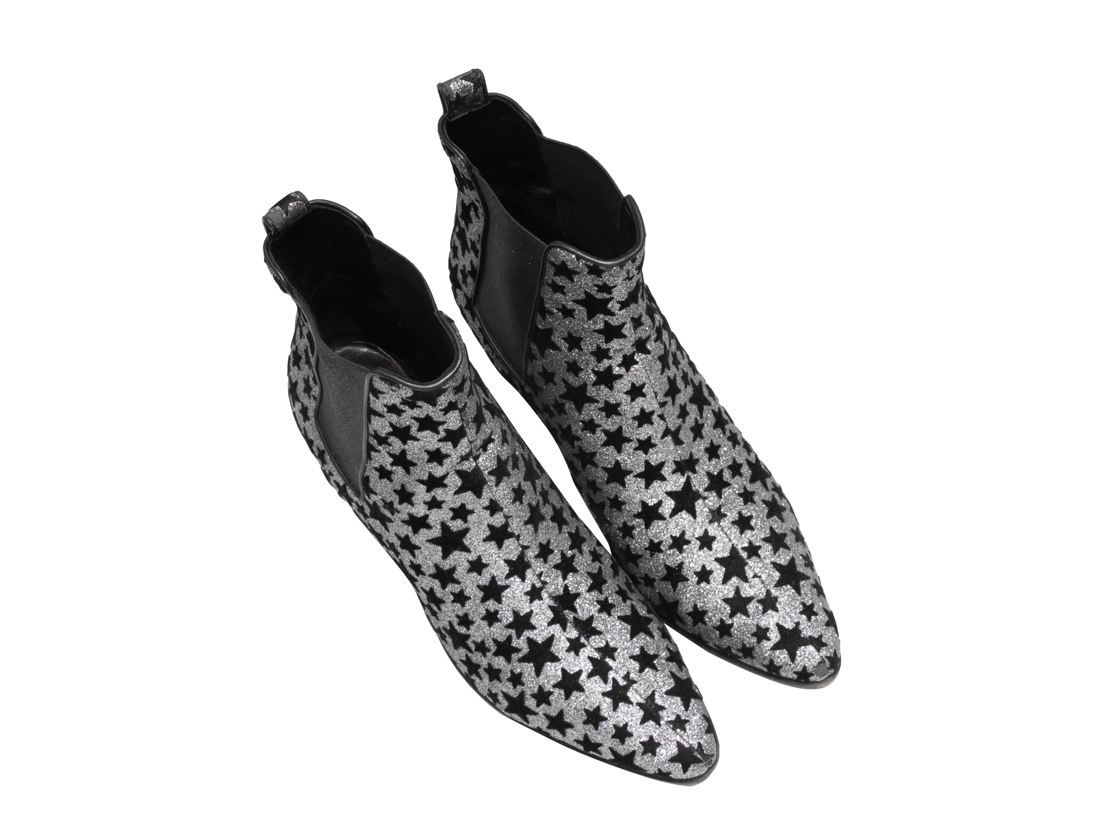 Bottines à bout pointu à motifs étoilés argentés et noirs par Saint Laurent. Gorge élastiquée sur les côtés. Talons empilés. Hauteur de la tige : 5,5