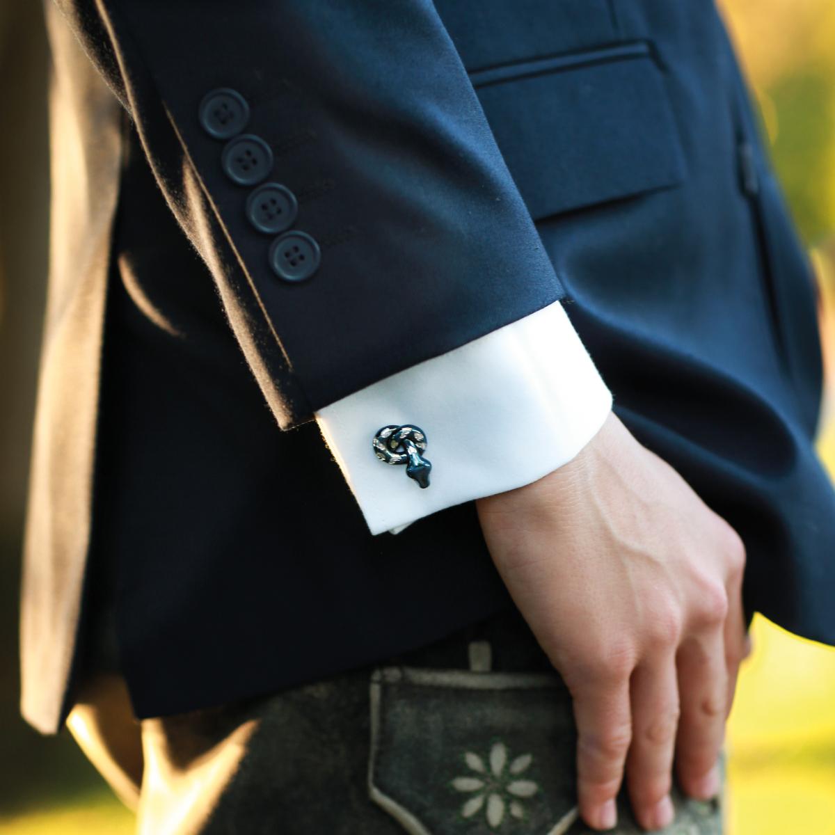 Material: Silver 925, Blue and White Rhodium
Stones: Pink Sapphires 0,06ct.

Cufflinks handcrafted in hand engraved Sterling Silver with White and Blue Rhodium and  Pink Sapphires eyes.

Alternatives:

This Cufflinks are also available in grey oder