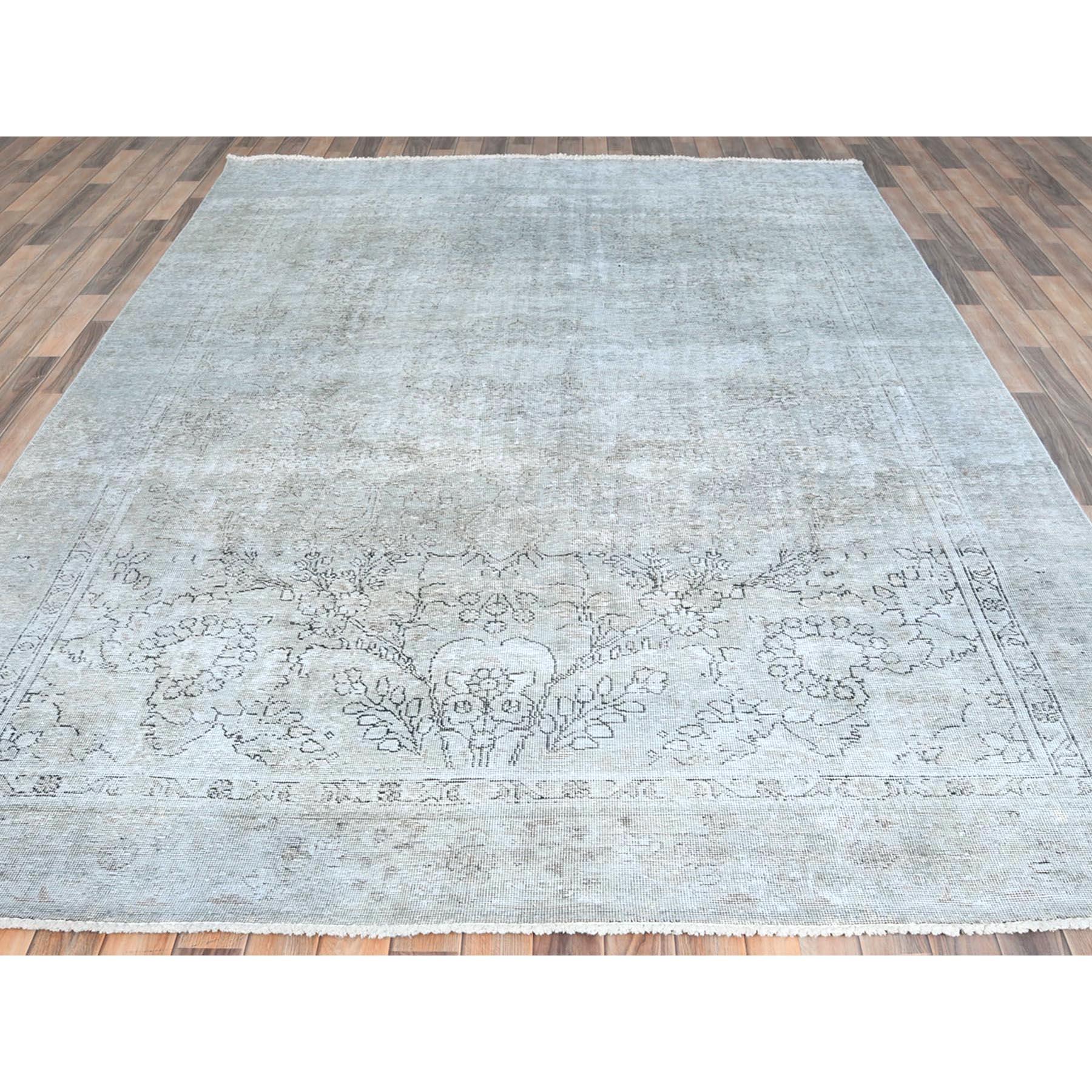 Persiano Silver Blue Vintage Persian Tabriz Tappeto di lana annodato a mano dall'aspetto consumato e affilato in vendita