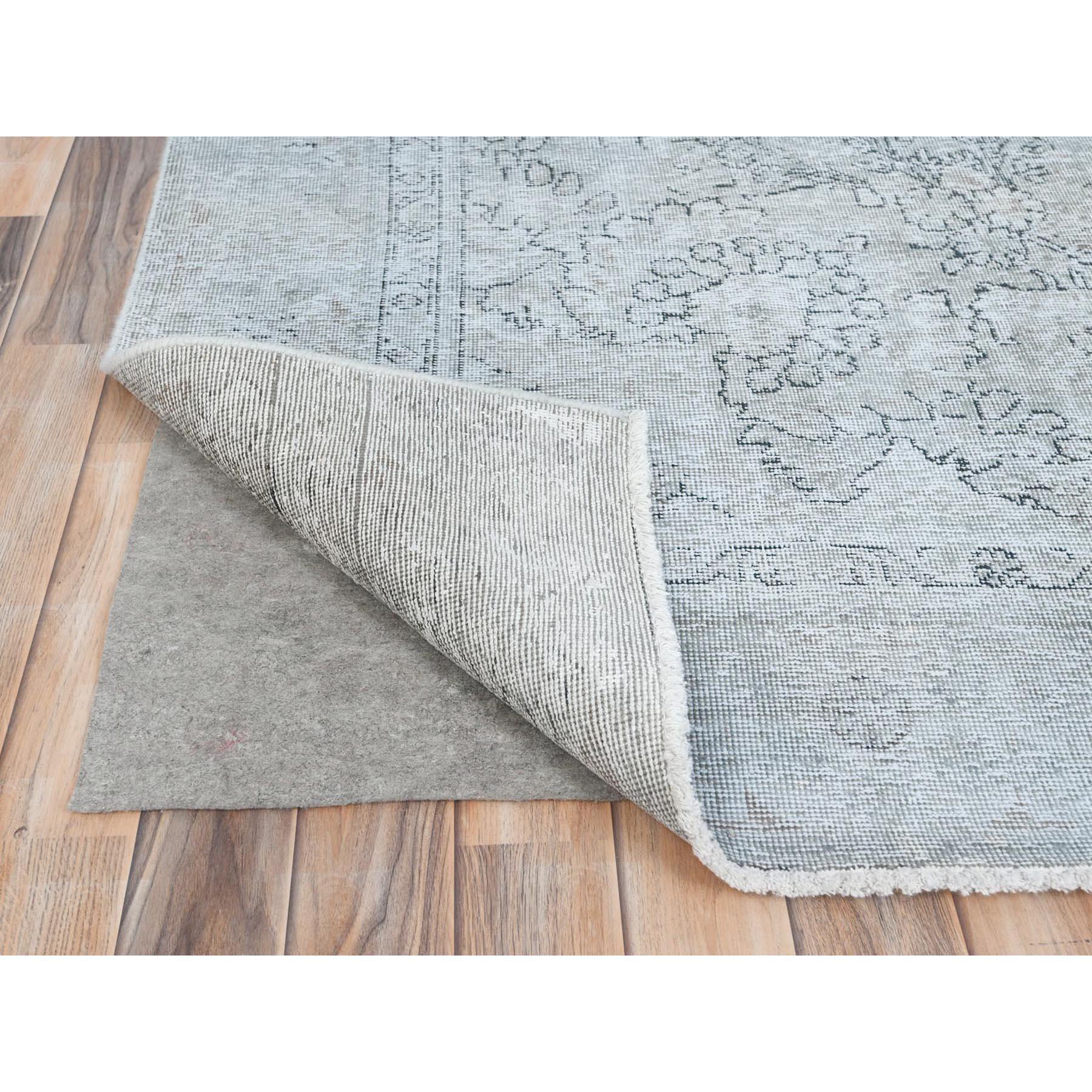 Silver Blue Vintage Persian Tabriz Tappeto di lana annodato a mano dall'aspetto consumato e affilato In condizioni buone in vendita a Carlstadt, NJ