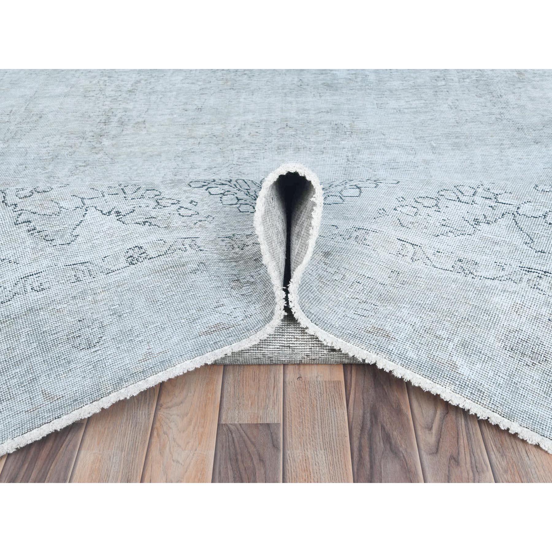 Metà XX secolo Silver Blue Vintage Persian Tabriz Tappeto di lana annodato a mano dall'aspetto consumato e affilato in vendita