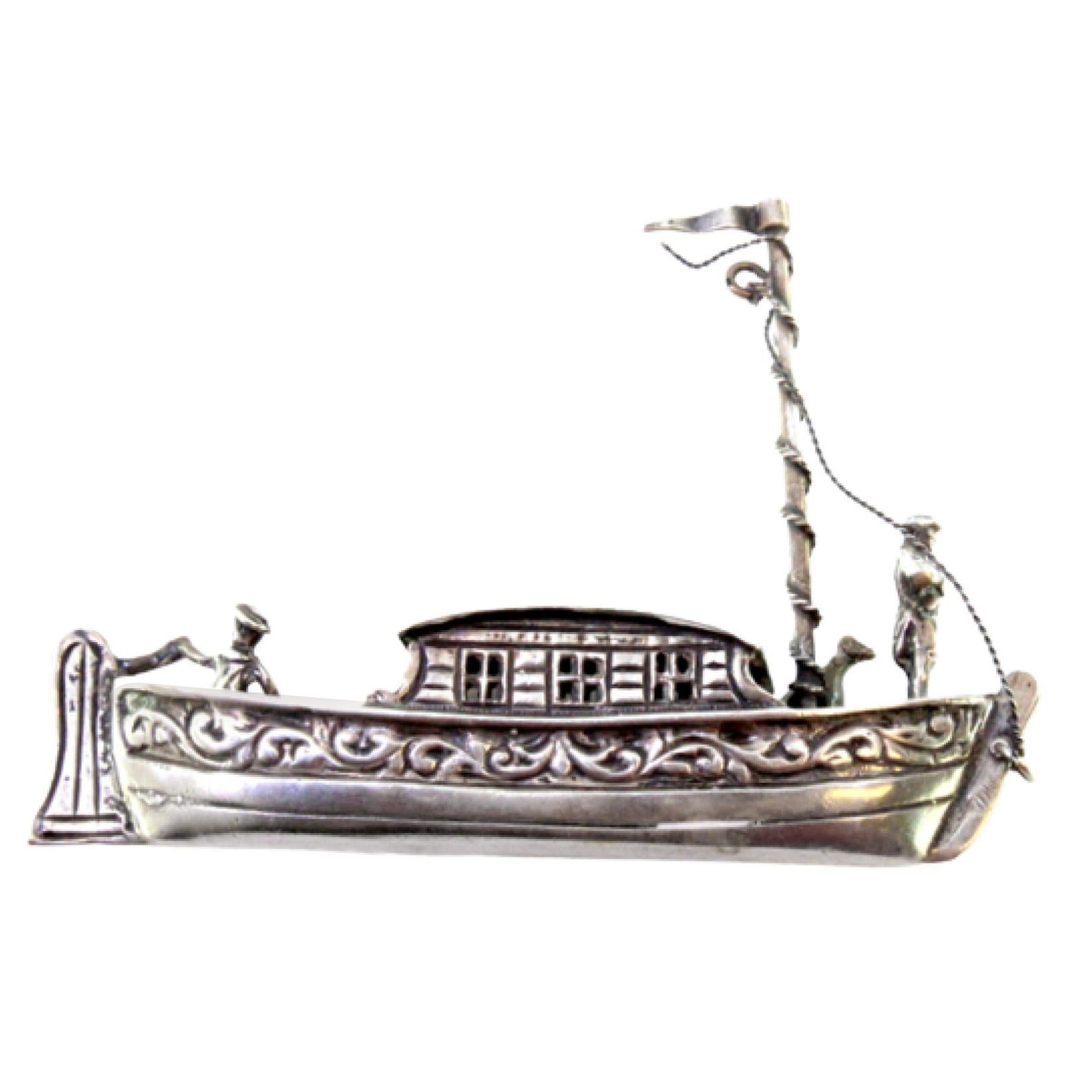 Silver boat with applications and relief figures en vente