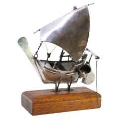 Silbernes Boot mit Applikationen auf einem Holzsockel Silbernes Boot mit Applikationen auf einem Holzsockel