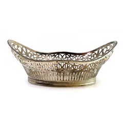 Silver bonbon box with an oval shape and pearl trim around the edge
