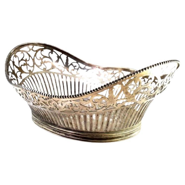 Silberne Bonbondose in ovaler Form mit Perlenbesatz am Rand