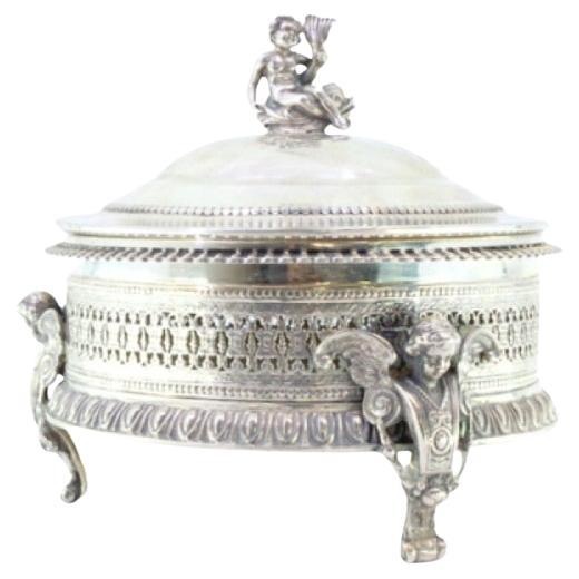 Jarre à bonbon en argent avec découpe en grille, frise nacrée, anges et couvercle à bouton. en vente