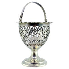 Silver bonbonette box w/ a tilting handle
placed on a round base w/ friezes