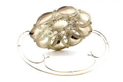 Bombonera de plata con frisos nacarados, doble arco y 4 pies calados