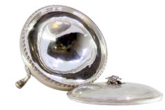 Boîte à bonbonettes en argent avec frises en relief et bouton à 3 fleurs sur 3 pieds palmés