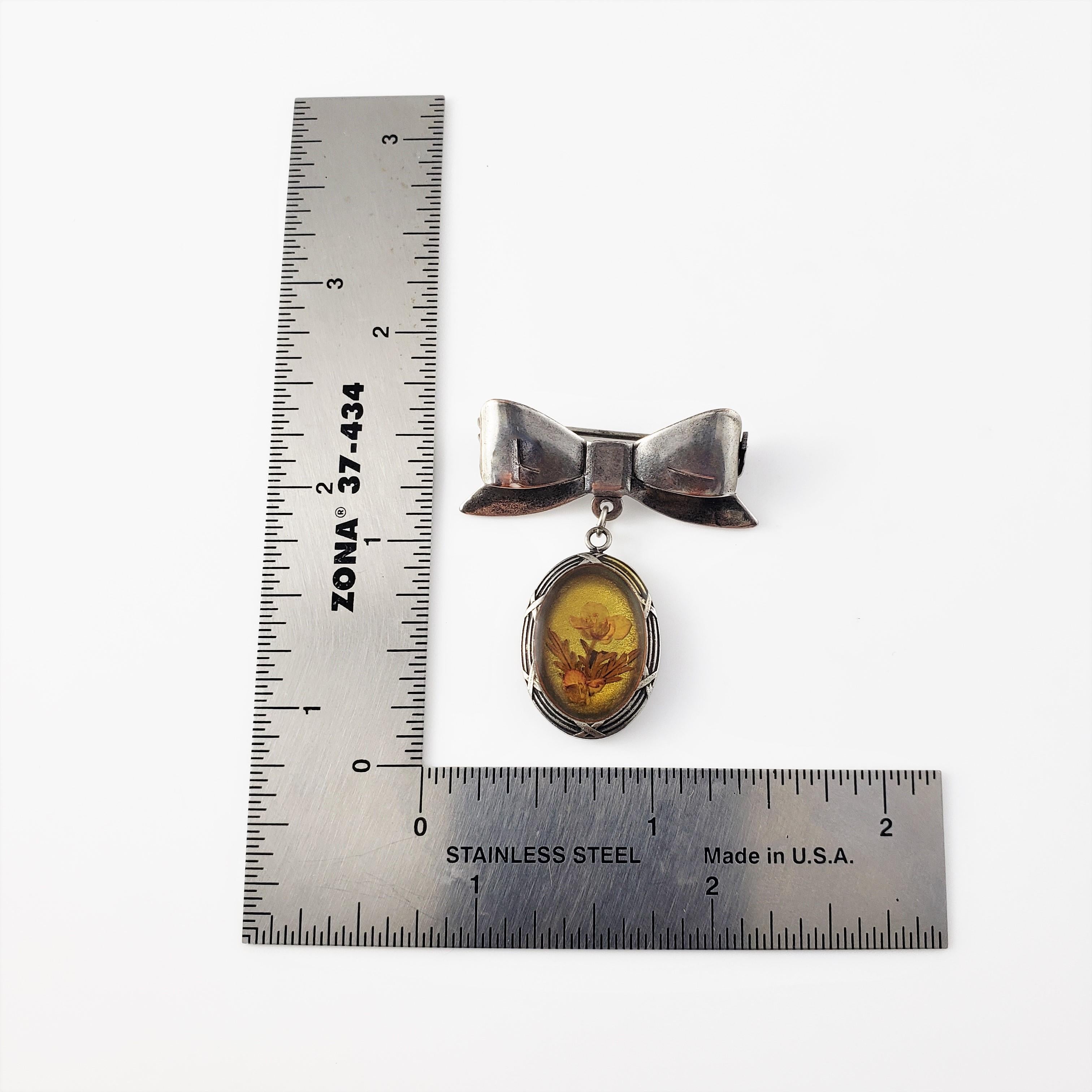 Silberne Schleife als Anstecknadel mit ovalem Anhänger mit umgekehrter Blumenmalerei für Damen oder Herren im Angebot