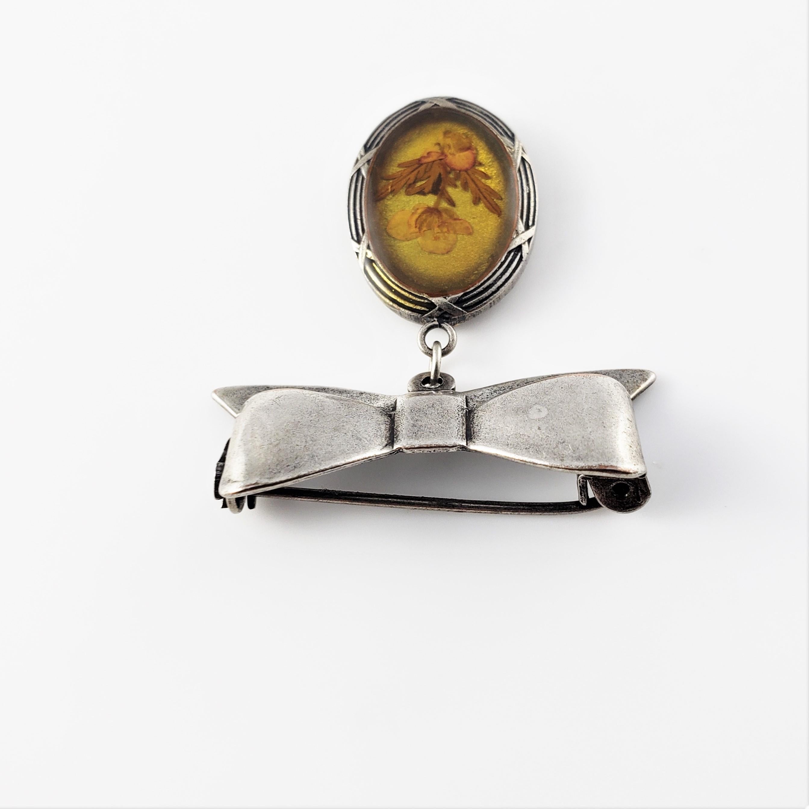 Silberne Schleife als Anstecknadel mit ovalem Anhänger mit umgekehrter Blumenmalerei im Angebot 1